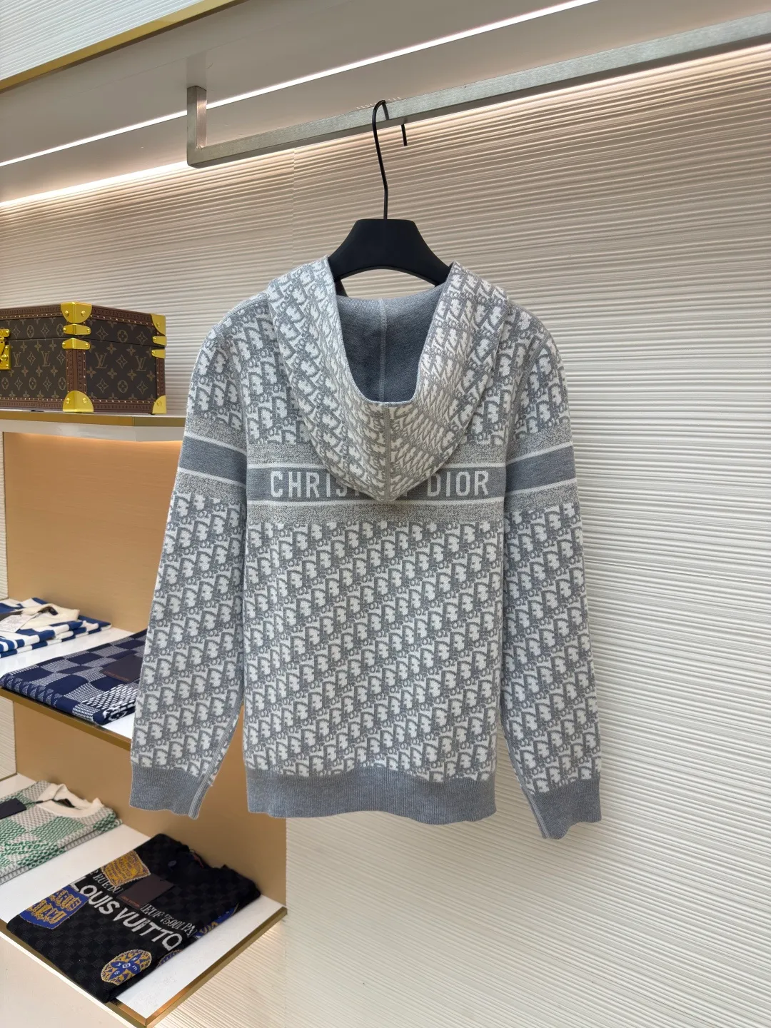 DIOR double-sided cashmere zipper jacket ●Item number: 1680432-B50 ●Fabric: Cashmere fabric ●Technology: Knitting ●Version: Fitted version ●Weight: about 845 grams ●Size: S-M-L-XL-XXL ●Description: Made of high-weight cashmere, warm, soft and comfortable! Reversible knit sweater with navy blue on one side and signature Oblique print on the other for a classic reversible look. The double-sided zipper with custom molding can be matched at will and the classic is reproduced. The overall wiring is straight and delicate, the fabric is comfortable and soft, and the color is consistent without color difference. It can be matched with the same style to create a fashionable look and control various occasions. Customized accessories, complete with three standards, same style for men and women!