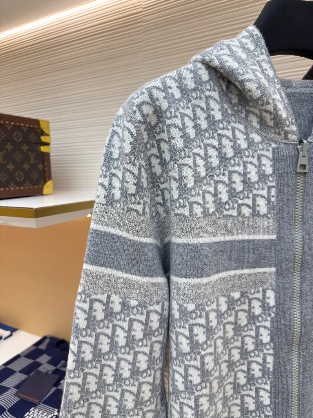 DIOR double-sided cashmere zipper jacket ●Item number: 1680432-B50 ●Fabric: Cashmere fabric ●Technology: Knitting ●Version: Fitted version ●Weight: about 845 grams ●Size: S-M-L-XL-XXL ●Description: Made of high-weight cashmere, warm, soft and comfortable! Reversible knit sweater with navy blue on one side and signature Oblique print on the other for a classic reversible look. The double-sided zipper with custom molding can be matched at will and the classic is reproduced. The overall wiring is straight and delicate, the fabric is comfortable and soft, and the color is consistent without color difference. It can be matched with the same style to create a fashionable look and control various occasions. Customized accessories, complete with three standards, same style for men and women!