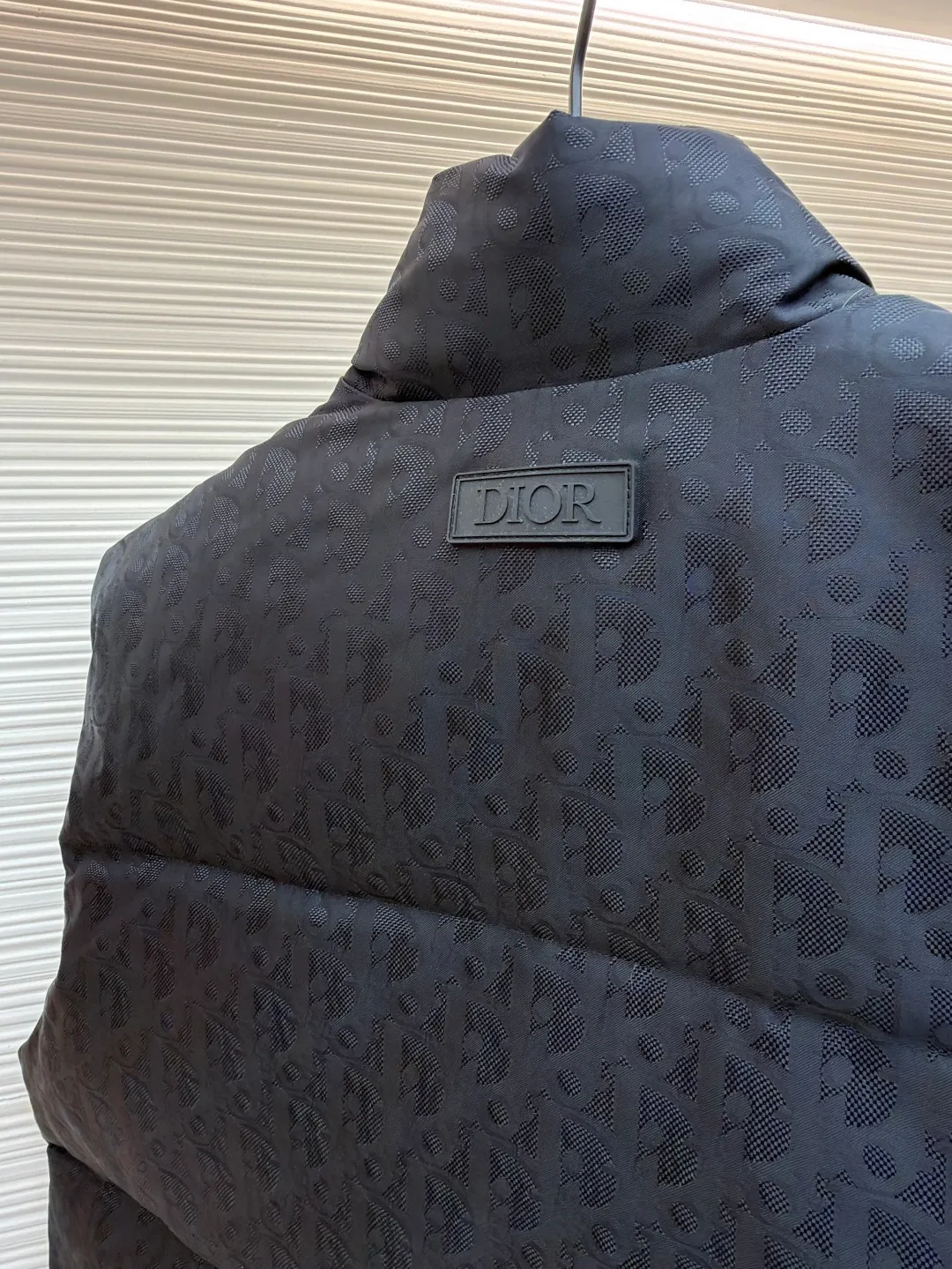 Dior dark pattern jacquard all-over print vest ●Original version: Purchased and developed for 17999 ●Item number: 1681378-C85 ●Fabric: white duck down fabric ●Technology: jacquard production ●Color: black ●Version: fitted version ●Weight: about 600 grams ●Size: S-M-L ●Description: This vest is made of full-width brand iconic jacquard fabric, with dark gray shading to present a low-key luxury texture. Using three-dimensional quilting technology, down is evenly filled into the grid-like partitions to ensure warmth while creating a full and crisp silhouette. The stand-up collar design and metal button placket make it easy to put on and take off and enhance the layering of the look. Hidden diagonal pockets are used on both sides, taking into account practicality and overall aesthetics. From fabric weaving to down filling, every process is strictly controlled: the jacquard process ensures clear and three-dimensional pattern texture, the quilting lines are neat and even, and the buttons are made of high-quality metal material, which is durable. The overall craftsmanship exquisitely integrates brand recognition, thermal function and fashionable design, showing superb clothing making standards and high-end taste. Purchase the original version for development, order the color and dye it, and feel free to compare it with any version on the market!