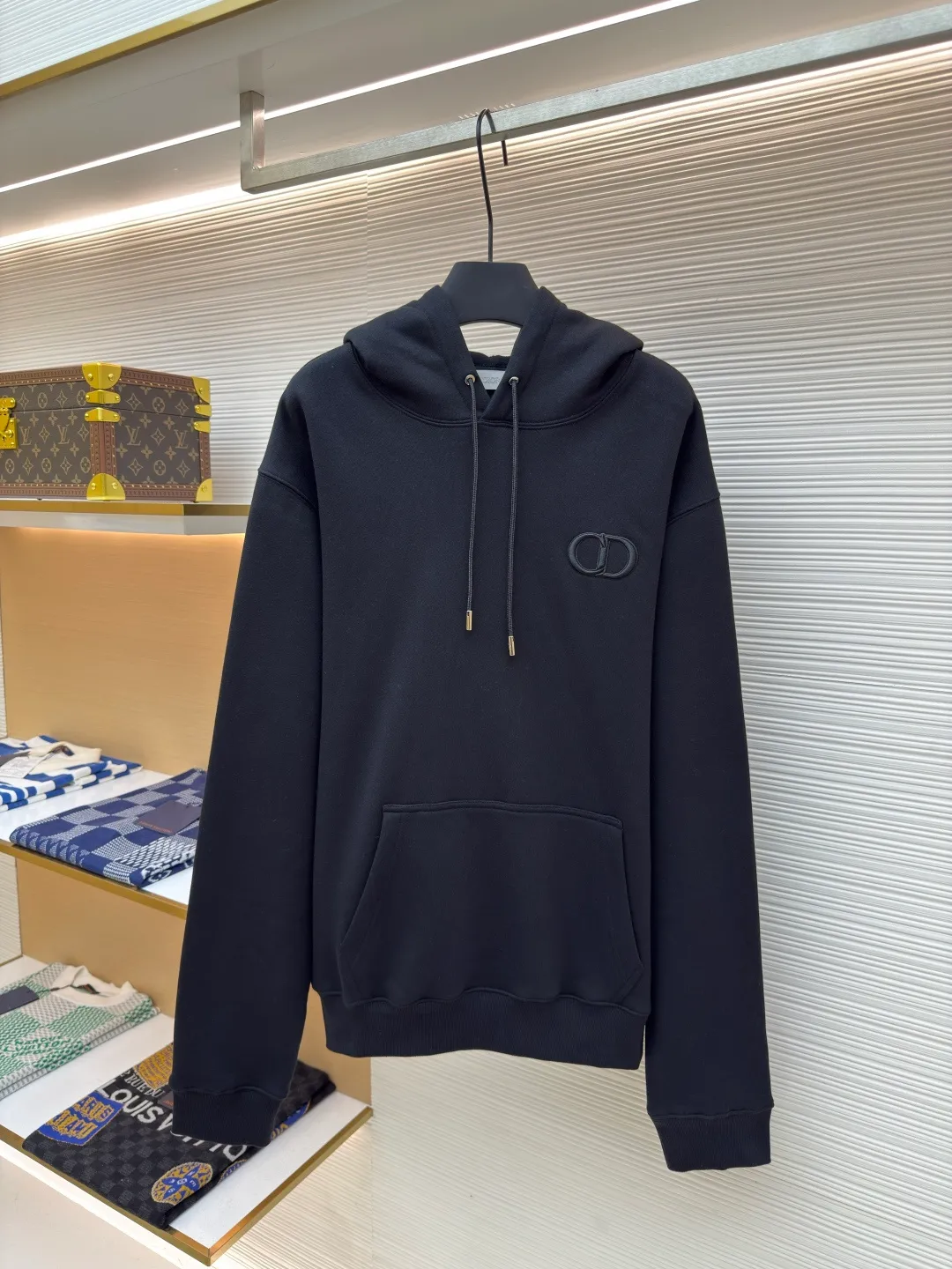 DIOR logo embroidered long-sleeved hoodie ●Authentic product: purchased and developed by 3974 ●Item number: 1680345-A85 ●Fabric: pure cotton fabric ●Technology: embroidery production ●Version: loose fit ●Weight: about 755 grams ●Size: S-M-L-XL ●Description: Made of customized cotton fabric, with classic high-density logo embroidery on the chest and velvet design on the inside. It can be matched with bottoms of the same season to create a fashionable look. It can be worn inside or outside to suit various occasions. Customized accessories, complete with three labels, same style for men and women!
