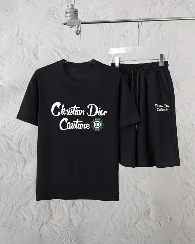 🅿️300 Dior Exclusively provides new trendy men’s fashionable round neck short-sleeved shorts suits, trendy and fashionable casual short-sleeved suits! It has high breathability and comfort, impeccable details, and brand element design concept, reflecting high quality. It presents a casual cut and the upper body shape is great! Material: 250g Xinjiang long-staple cotton short sleeves + 360g pure cotton terry shorts Size: S M L Due to manual measurement, there is a deviation of about 1-3CM in size.