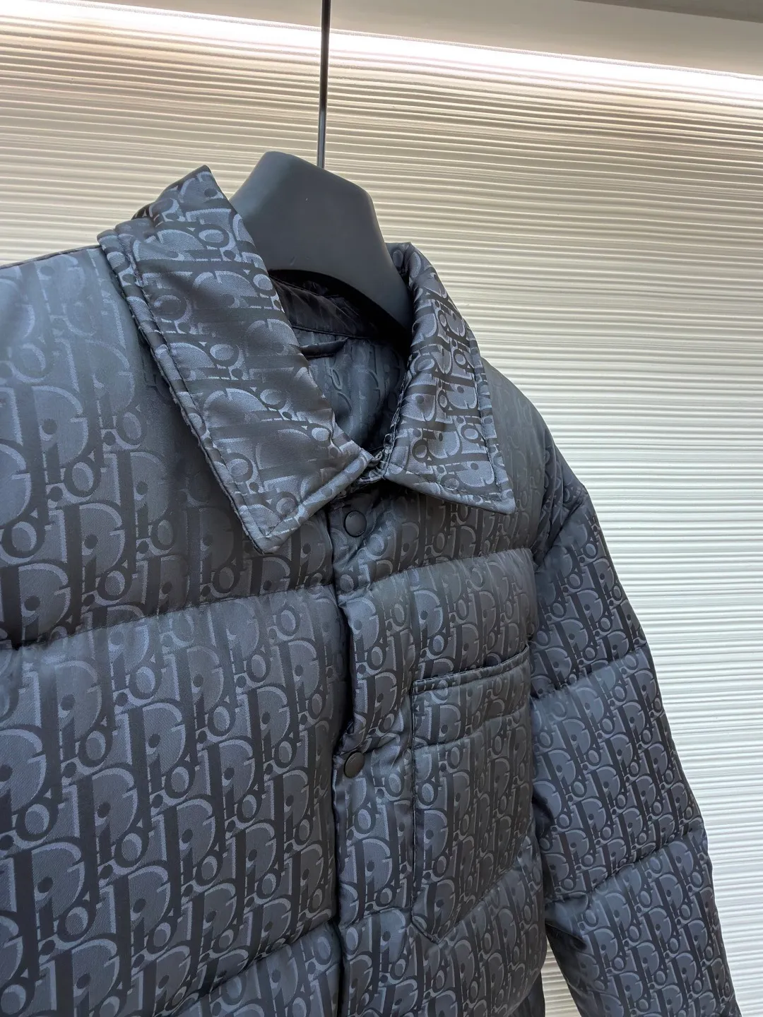 Dior 25ss jacquard all-over printed down jacket ●Original version: purchased and developed by 21894 ●Item number: 1682014-D35 ●Fabric: white duck down fabric ●Technology: jacquard production ●Color: black ●Version: fitted version ●Weight: about 800 grams ●Size: 46-48-50-52 ●Description: The fabric adopts scientific jacquard technology: laser jacquard technology is applied to the fabric to make the whole piece of clothing uneven and more three-dimensional. This technology not only improves the visual effect of the fabric, but also enhances its durability and comfort. Custom-woven high-density satin nylon material, combined with dark jacquard weaving, makes the down vest extremely waterproof, anti-fouling, and dust-proof. This ensures that the vest will look and perform well in inclement weather. Oblique printing is applied to fabrics through precise printing technology and blends perfectly with the fabrics, presenting a low-key and luxurious visual effect. High-quality 90% white duck down is used as the filling, and it has been strictly processed and screened to ensure the fluffiness and warmth of the down. Evenly fill the down into the inner bladder of the vest and fix it by sewing and taping. Detailed processing is done on the collar, cuffs, hem and other parts of the vest to improve the practicality and beauty of the vest. At the same time, the vests are ironed and inspected to ensure that the product quality meets the standards. The overall wiring is straight and delicate, the fabric is comfortable and soft, and the color is consistent without color difference. It can be matched with the same style to create a fashionable look and control various occasions. Customized accessories, complete with three standards, same style for men and women!