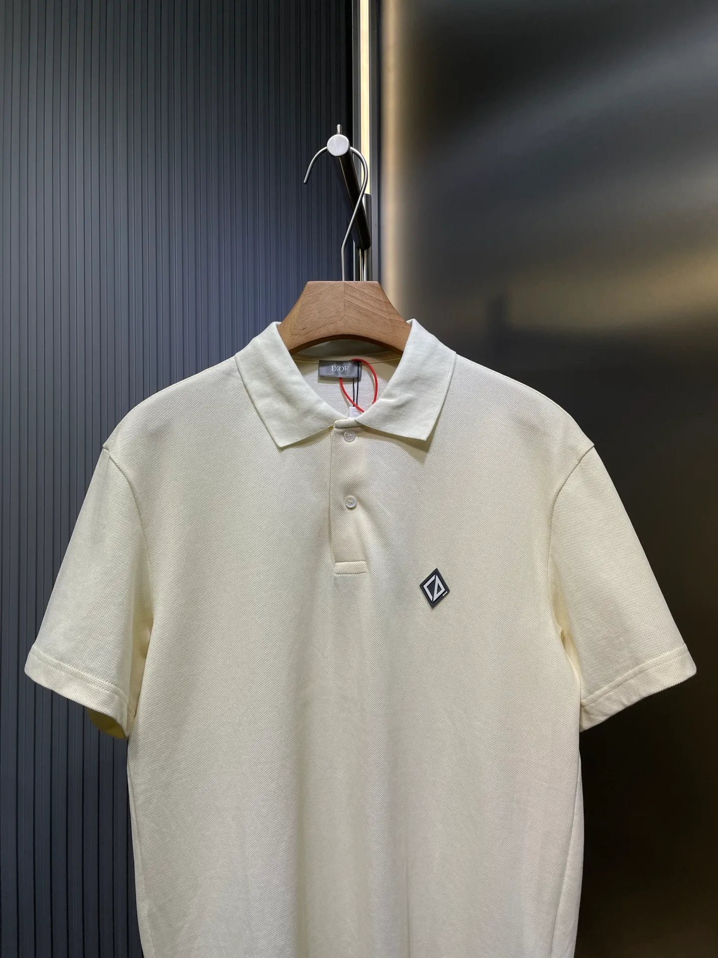 🅿️340 Dior Diamond 🌟【Top original order】Patch polo shirt customized pique pure cotton sateen. Breathable air cotton. Enjoy the cotton feeling in the clouds. Soft and waxy to the touch. Light and draping. With its black color as deep as the night sky, it interprets the ultimate low-key and luxury. The Dior Diamond rubber patch logo on the chest is vividly displayed on the clothes, highlighting the unique identity and charm. Noble choice with extraordinary taste. Craftsmanship 1: Imported special machine infrared positioning "Dior patch" is used to position the "Dior patch" more accurately and firmly. Process 2: The fabrics are washed and feel better. Not easy to deform, not easy to shrink, not easy to fade, and maintain long-term beauty. Accessories: Customized 1:1 Dior patch. Customized 1:1 Dior laser real shell buttons. Customized 1:1 Dior trademark. Version: Loose version. Size: S M L XL