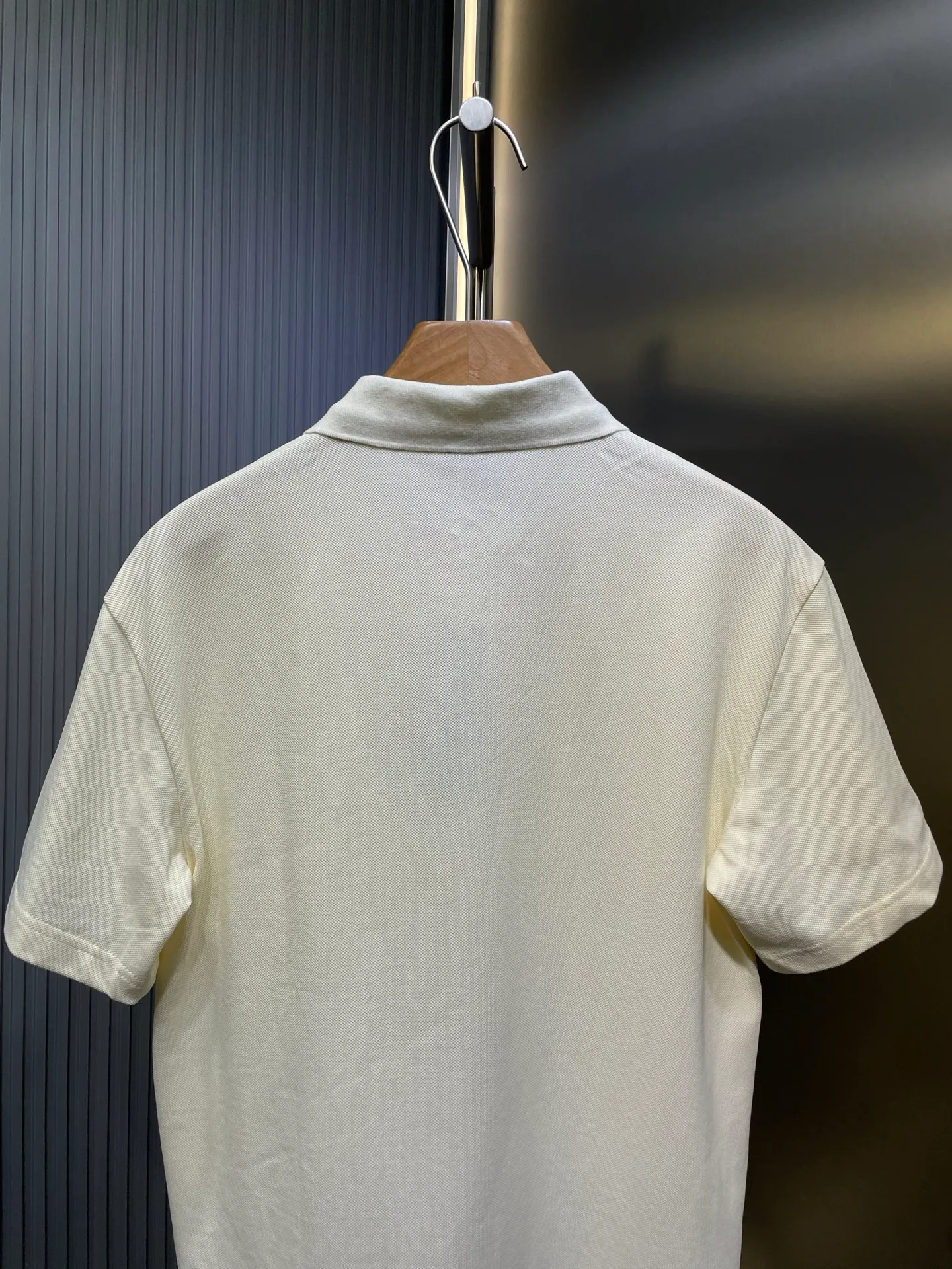 🅿️340 Dior Diamond 🌟【Top original order】Patch polo shirt customized pique pure cotton sateen. Breathable air cotton. Enjoy the cotton feeling in the clouds. Soft and waxy to the touch. Light and draping. With its black color as deep as the night sky, it interprets the ultimate low-key and luxury. The Dior Diamond rubber patch logo on the chest is vividly displayed on the clothes, highlighting the unique identity and charm. Noble choice with extraordinary taste. Craftsmanship 1: Imported special machine infrared positioning "Dior patch" is used to position the "Dior patch" more accurately and firmly. Process 2: The fabrics are washed and feel better. Not easy to deform, not easy to shrink, not easy to fade, and maintain long-term beauty. Accessories: Customized 1:1 Dior patch. Customized 1:1 Dior laser real shell buttons. Customized 1:1 Dior trademark. Version: Loose version. Size: S M L XL