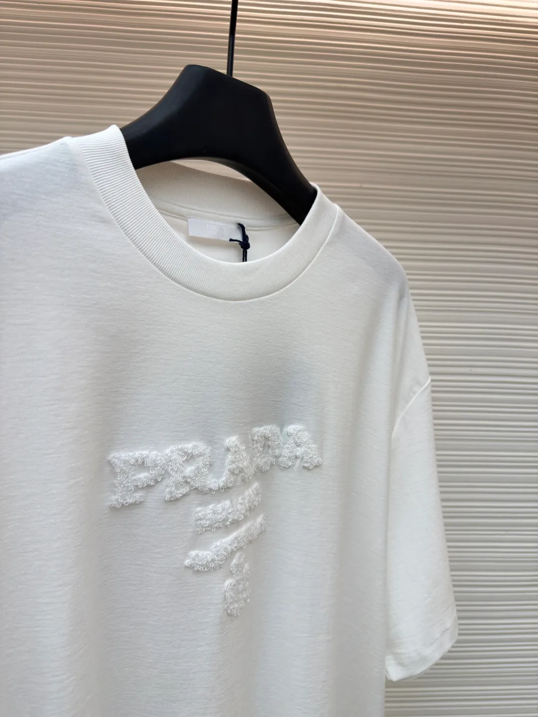 Prada terry embroidered short sleeves ●Original version: Purchased and developed for 10700 ●Item number: 1682424-X95 ●Fabric: double-woven satin fabric ●Technology: terry embroidered production ●Color: white ●Version: Fitted version ●Weight: about 265 grams ●Size: S-M-L-XL ●Description: Customized dense double-woven satin with excellent texture, comfortable and flawless tones, pure and elegant Its ingenious and homogeneous towel embroidered Prada logo adds brand recognition without being complicated. It can lead the fashion trend with just one color and is a versatile item. Using towel embroidery technology, a traditional hand-made embroidery technology, the embroidery is carried out using needle methods and completed by changing the hooking action of a special machine head. The coils are interlocked one by one, thus bringing a towel-like texture and effect. The fabrics have been washed and have a better hand feel and texture. It is not easy to deform, shrink or fade, and maintains long-term beauty. The overall wiring is straight and delicate, the fabric is comfortable and soft, and the color is consistent without color difference. It can be matched with the same style to create a fashionable look and control various occasions. Customized accessories, complete with three standards, same style for men and women!