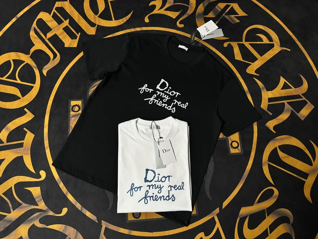 🅿️200 Dior LOGO is exquisitely upgraded, inspired by the retro of the 1980s. Original fabric. Official same style. Short-sleeved T-shirt. Customized fabric. Fabric dyed in the same vat. Very comfortable to the touch. Latest brick cabinet synchronization for spring and summer. Fashionable and individual. Super versatile. Loose fit is very suitable for both men and women. A must-have for everyone. Hang tag. Collar label. Washed wheat. Complete with three labels. Color: black white.