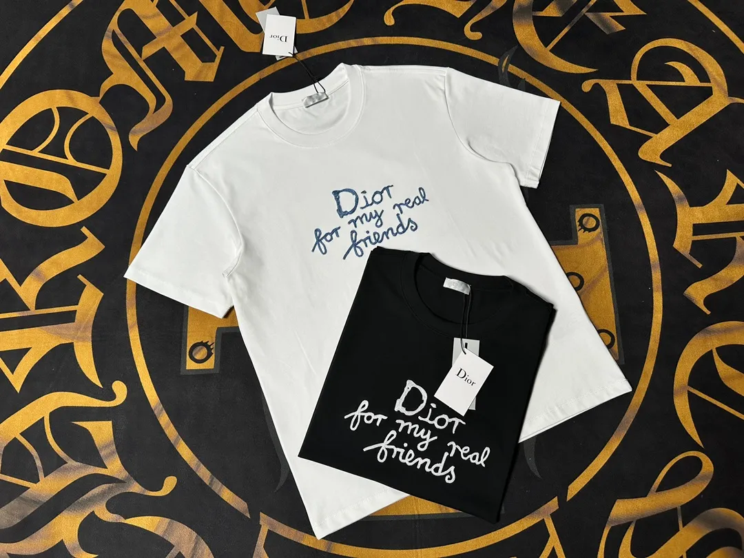 🅿️200 Dior LOGO is exquisitely upgraded, inspired by the retro of the 1980s. Original fabric. Official same style. Short-sleeved T-shirt. Customized fabric. Fabric dyed in the same vat. Very comfortable to the touch. Latest brick cabinet synchronization for spring and summer. Fashionable and individual. Super versatile. Loose fit is very suitable for both men and women. A must-have for everyone. Hang tag. Collar label. Washed wheat. Complete with three labels. Color: black white.