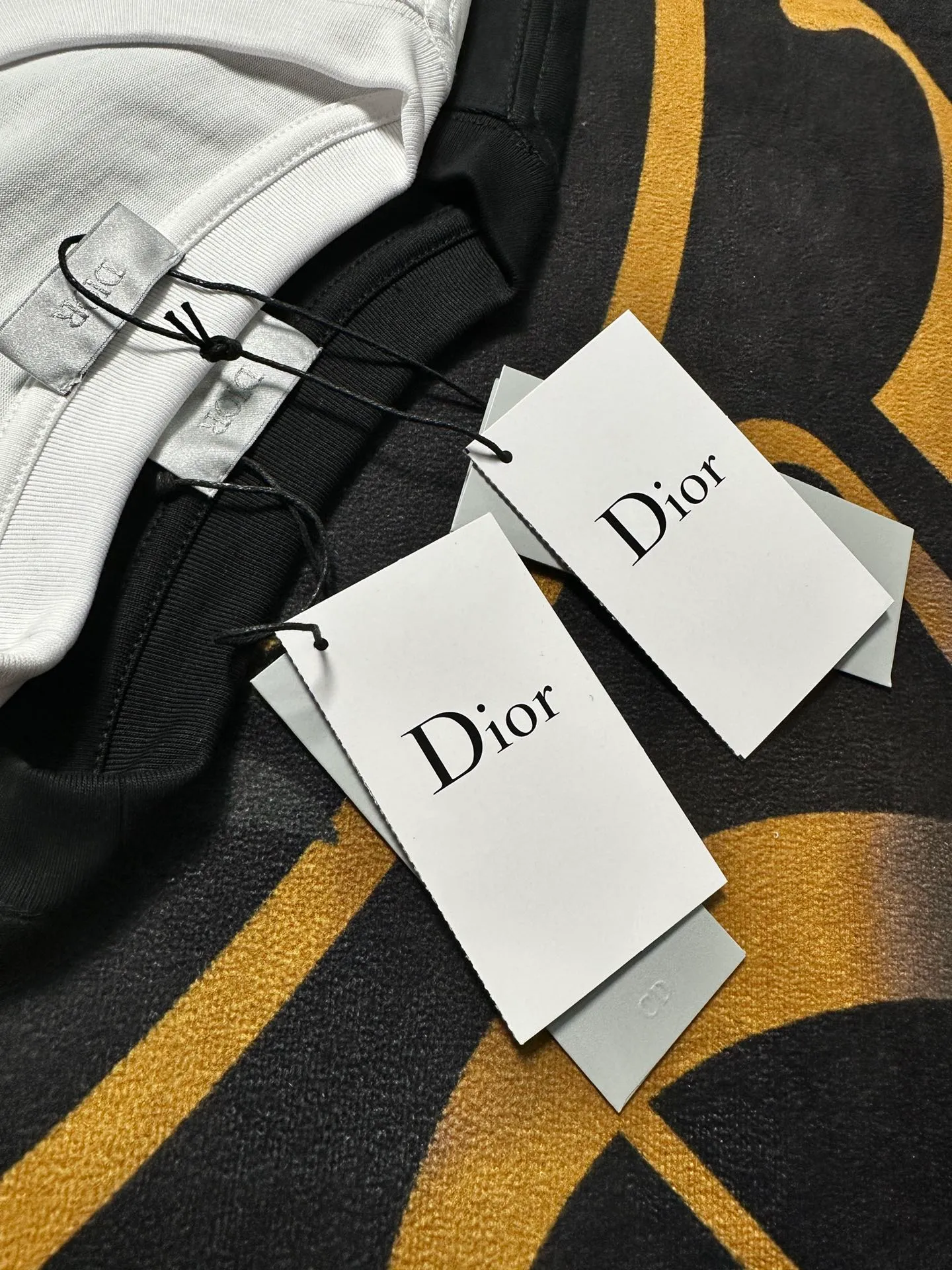 🅿️200 Dior LOGO is exquisitely upgraded, inspired by the retro of the 1980s. Original fabric. Official same style. Short-sleeved T-shirt. Customized fabric. Fabric dyed in the same vat. Very comfortable to the touch. Latest brick cabinet synchronization for spring and summer. Fashionable and individual. Super versatile. Loose fit is very suitable for both men and women. A must-have for everyone. Hang tag. Collar label. Washed wheat. Complete with three labels. Color: black white.