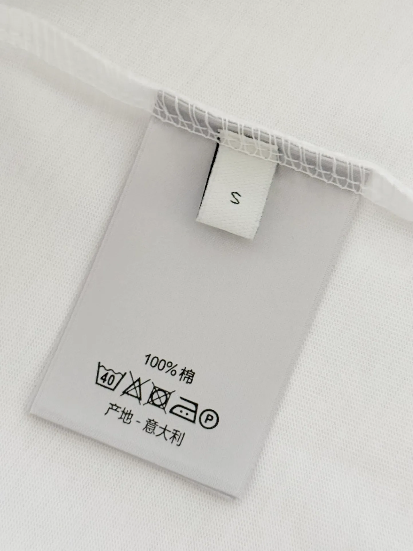 🅿️190 [Higher version] Dior* Dior SS25 new version short-sleeved men and women 👫, on sale simultaneously! Customized 32-count 280g combed fabric, original craft thread, designed with blue letter logo embroidery craft! Simple and elegant, easy to match and versatile, extremely high-grade, perfectly integrated into fashion and style, it is a top-notch fashionable style that is perfect for outer wear! The whole thing gives people a natural feeling! The ultimate classic versatile short-sleeved T-shirt, the ultimate in heavy work and perfection! Fans who pursue high quality should rush to buy it by themselves, and we sincerely invite all fans who know the goods to appreciate this model together! All three standards are complete! Color: white/black Size: S to xL