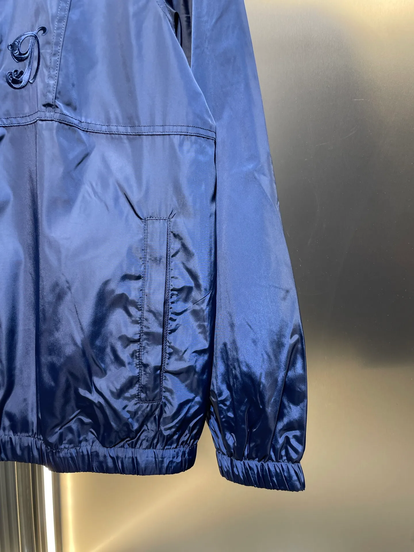 🅿️580 Dior🌟[Top original order] 2024 autumn and winter imported nylon letter embroidered hooded windproof jacket! Customized and imported nylon fabric, windproof and waterproof, embroidered design with "D" artistic font on the front panel, overall Dior word embroidery on the back panel, customized zipper, and even the lining is the original factory woven lining with Dior wording! Available in navy blue and army green colors! If you want good goods, hurry up. Size: m-xxxl