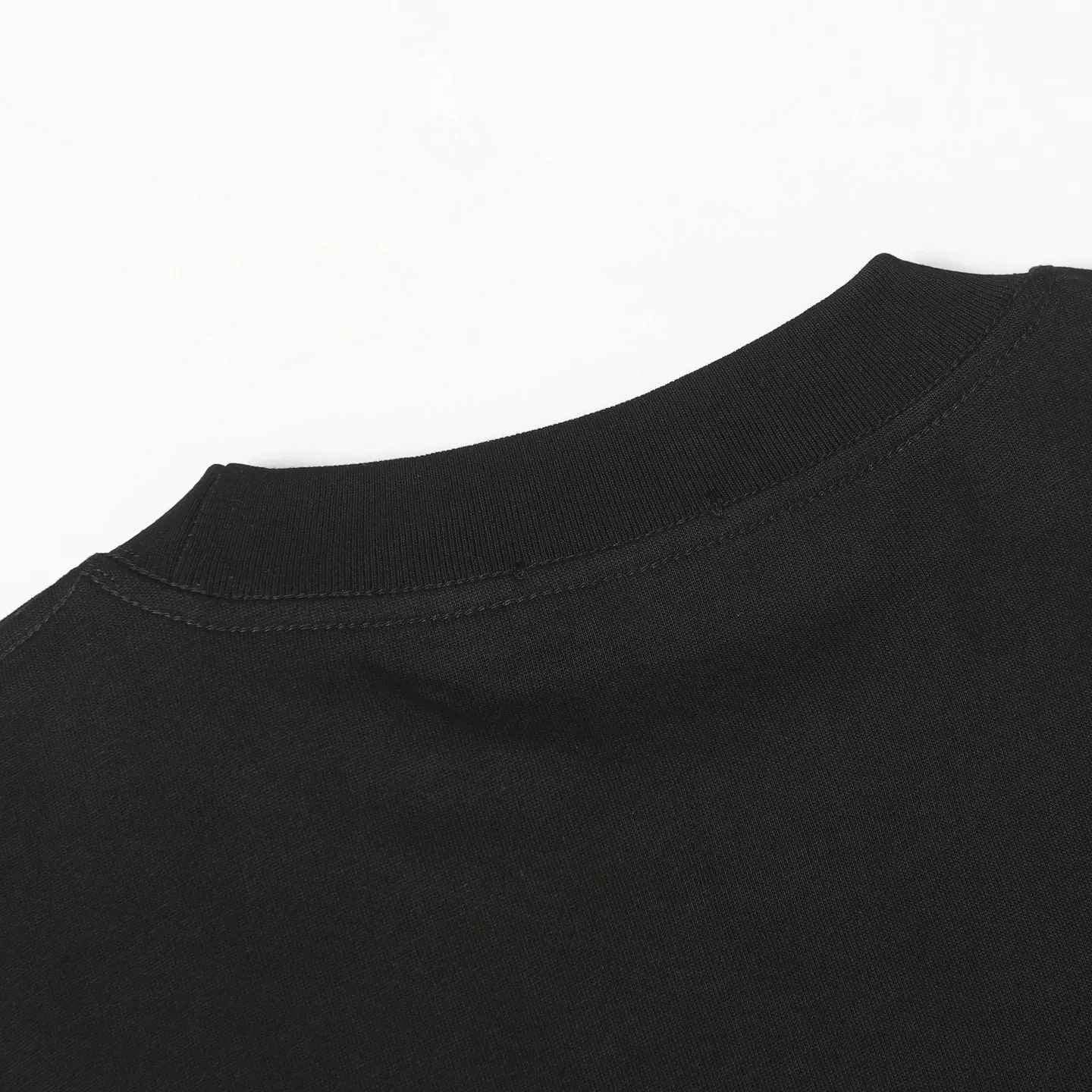 🅿️170 DIOR/Dior 25SS new hot-selling joint model T-shirt short sleeves with floral letter logo pattern on the chest. The first thing that catches the eye is the loose and comfortable black and white solid color versions~~ The ribbed round neck has become the best modification of its version, and the D family is used as the upper body The LOGO is listed on the chest, which highlights the texture even more! The most traditional modification method and the simplest color scale contrast form the strongest and direct contrast, and this is often the most concise and clear minimalist modification method~~A kind of nostalgic classic atmosphere is also there This work spreads inadvertently!! It is made of 280 grams of cotton material, which is unparalleled in terms of upper body comfort. It can be said to be a must-have companion in summer. Its excellent breathability and comfortable wearing feeling are unparalleled ~ Recommended!! Color: black, white SIXE: XS-L