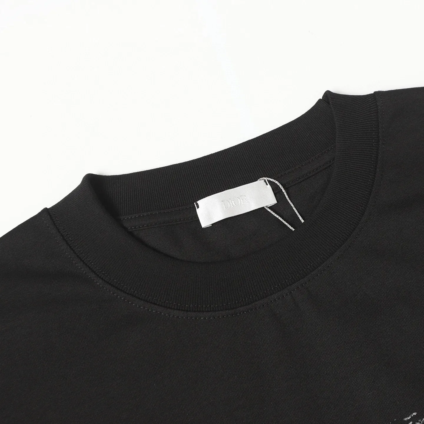 🅿️170 DIOR/Dior 25SS new hot-selling joint model T-shirt short sleeves with floral letter logo pattern on the chest. The first thing that catches the eye is the loose and comfortable black and white solid color versions~~ The ribbed round neck has become the best modification of its version, and the D family is used as the upper body The LOGO is listed on the chest, which highlights the texture even more! The most traditional modification method and the simplest color scale contrast form the strongest and direct contrast, and this is often the most concise and clear minimalist modification method~~A kind of nostalgic classic atmosphere is also there This work spreads inadvertently!! It is made of 280 grams of cotton material, which is unparalleled in terms of upper body comfort. It can be said to be a must-have companion in summer. Its excellent breathability and comfortable wearing feeling are unparalleled ~ Recommended!! Color: black, white SIXE: XS-L