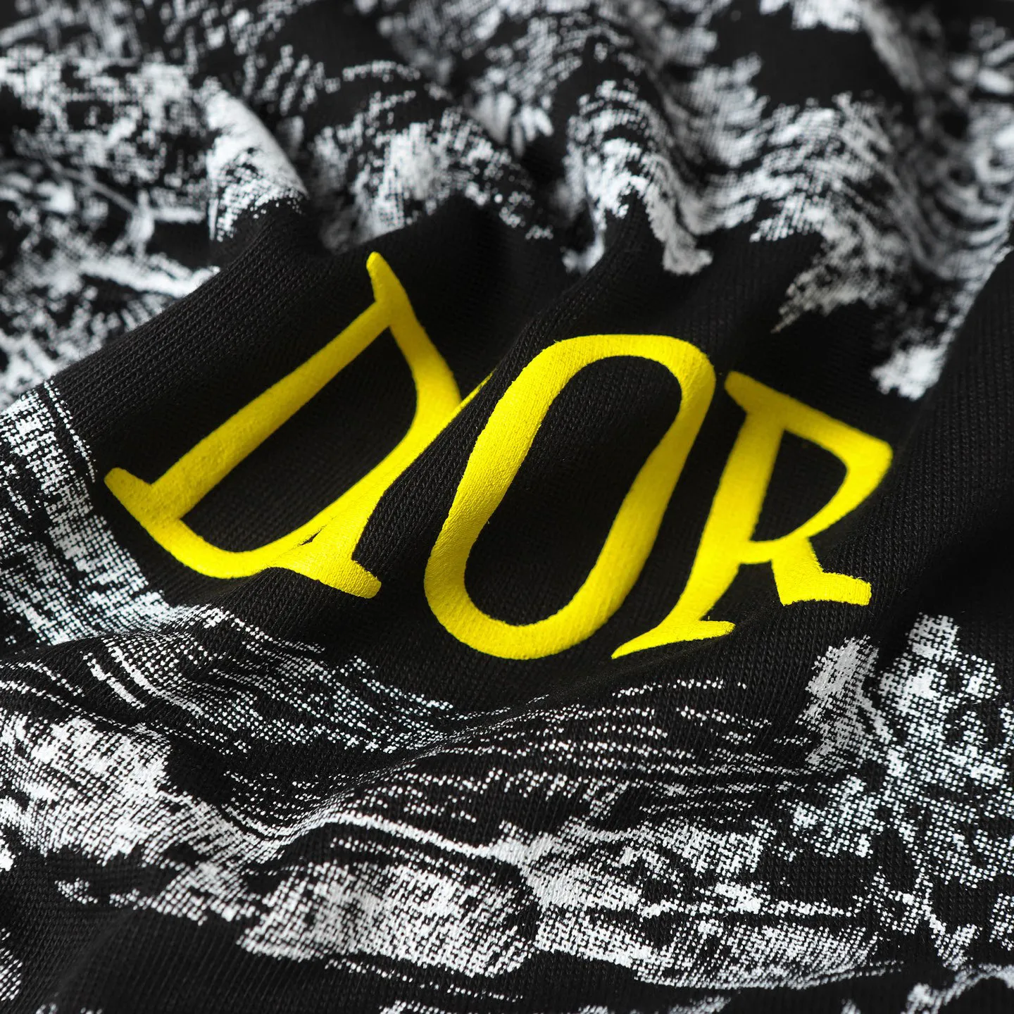 🅿️170 DIOR/Dior 25SS new hot-selling joint model T-shirt short sleeves with floral letter logo pattern on the chest. The first thing that catches the eye is the loose and comfortable black and white solid color versions~~ The ribbed round neck has become the best modification of its version, and the D family is used as the upper body The LOGO is listed on the chest, which highlights the texture even more! The most traditional modification method and the simplest color scale contrast form the strongest and direct contrast, and this is often the most concise and clear minimalist modification method~~A kind of nostalgic classic atmosphere is also there This work spreads inadvertently!! It is made of 280 grams of cotton material, which is unparalleled in terms of upper body comfort. It can be said to be a must-have companion in summer. Its excellent breathability and comfortable wearing feeling are unparalleled ~ Recommended!! Color: black, white SIXE: XS-L