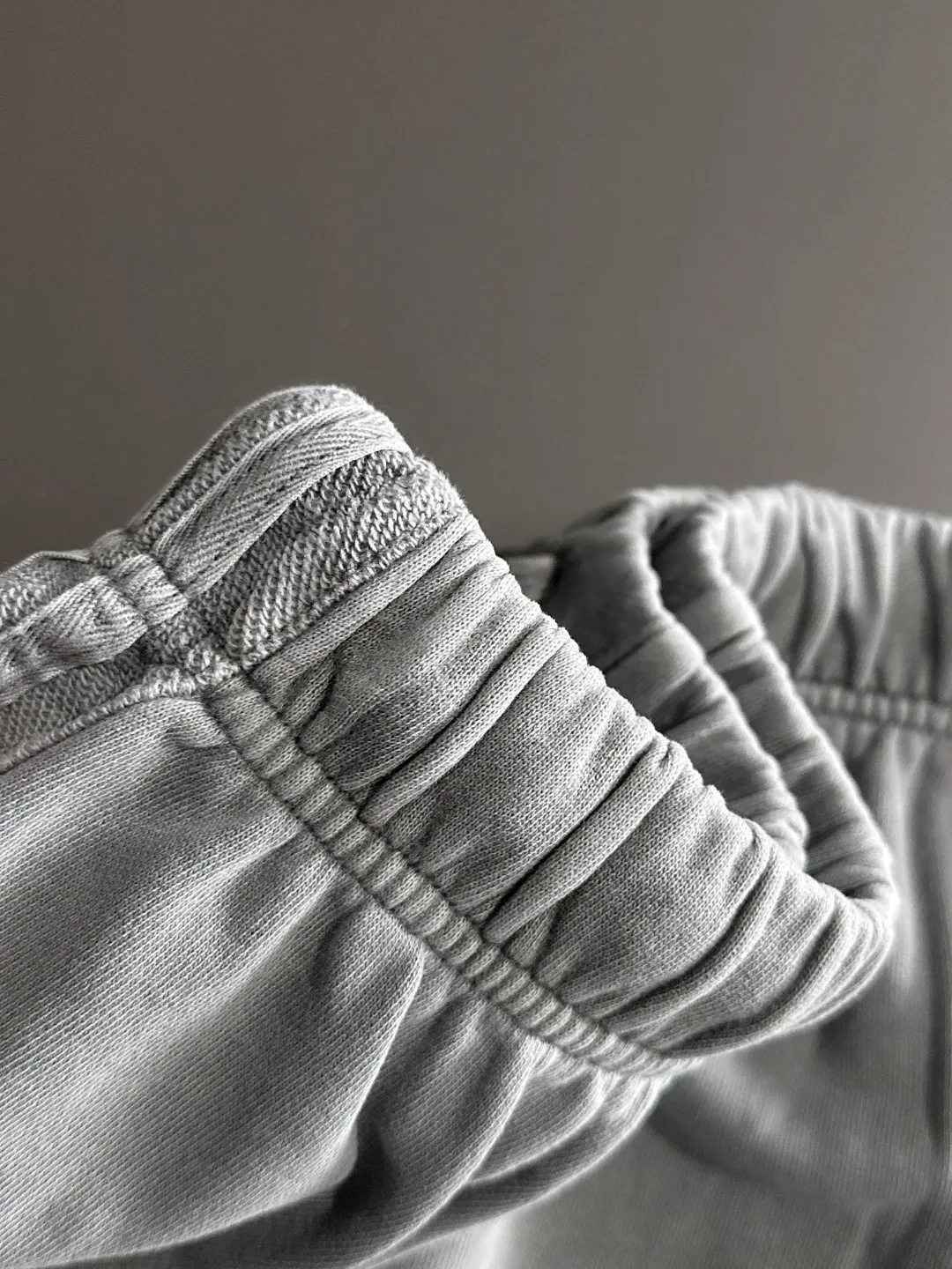 🅿️330 shipped next day, high-end goods DIOR/Dior 2025 spring and summer new elastic band casual solid color loose shorts, two needle stitches at the hem, fine and firm stitching, custom-made fabrics at the counter, high breathability and comfort, impeccable details, brand element design concept, reflecting high quality. It feels delicate and soft! It presents a casual cut and the upper body shape is great! Size: S-XXL