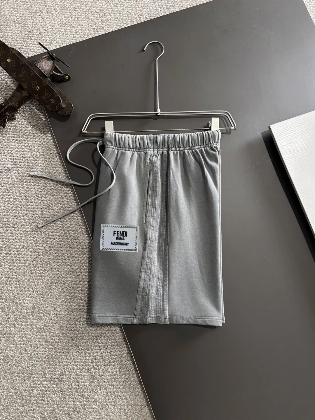 🅿️330 shipped next day, high-end goods DIOR/Dior 2025 spring and summer new elastic band casual solid color loose shorts, two needle stitches at the hem, fine and firm stitching, custom-made fabrics at the counter, high breathability and comfort, impeccable details, brand element design concept, reflecting high quality. It feels delicate and soft! It presents a casual cut and the upper body shape is great! Size: S-XXL