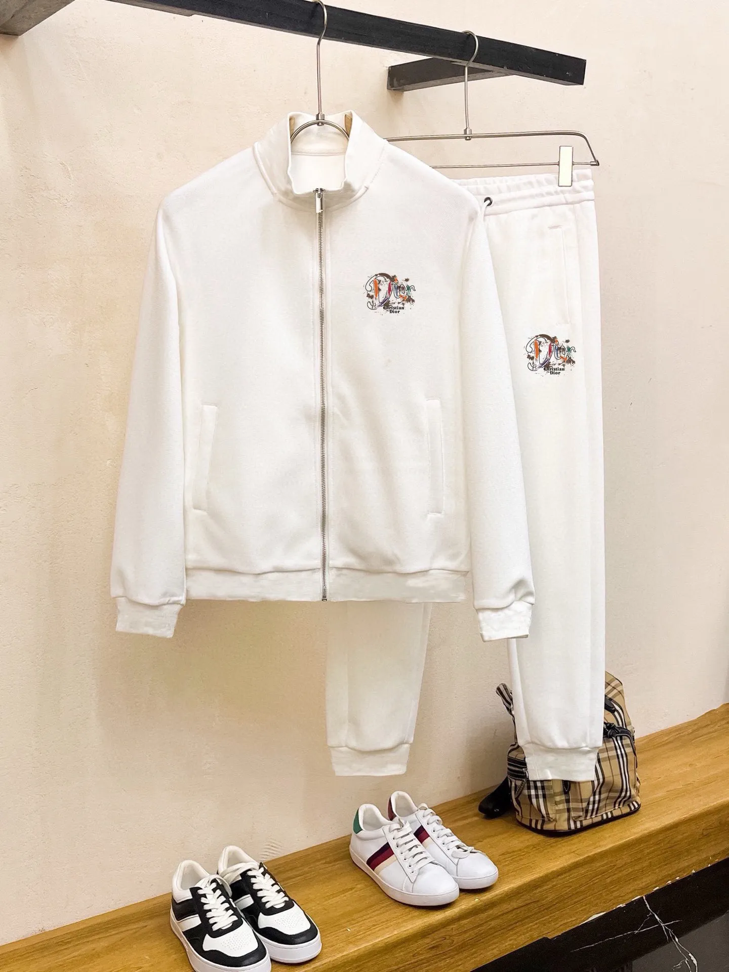 🅿️420 direct batch [DIOr] (Fat Man Gospel) popular suit is coming. Focus on the original version of the official website. 2025 new popular cardigan sweater suit. The original order is the best. 🇭🇰The meticulous work of top designers. Just for a fitting and perfect upper body effect. 100% natural high-quality Roman cotton, close-fitting comfort, noble and elegant! Original hardware embodies elegance and nobility! Counter size: M-5XL (maximum wear up to 220 pounds)