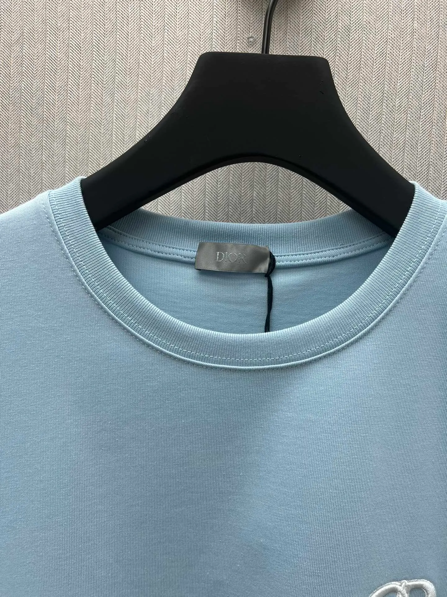 🅿️260 Dior 25ss new blue T-shirt combines elegance and casual style. Crafted from densely woven cotton jersey, it features a contrasting CD icon embroidered on the chest. The relaxed fit and ribbed crew neck make it easy to pair with a variety of jeans or sportswear. Size: S.M.L.XL.