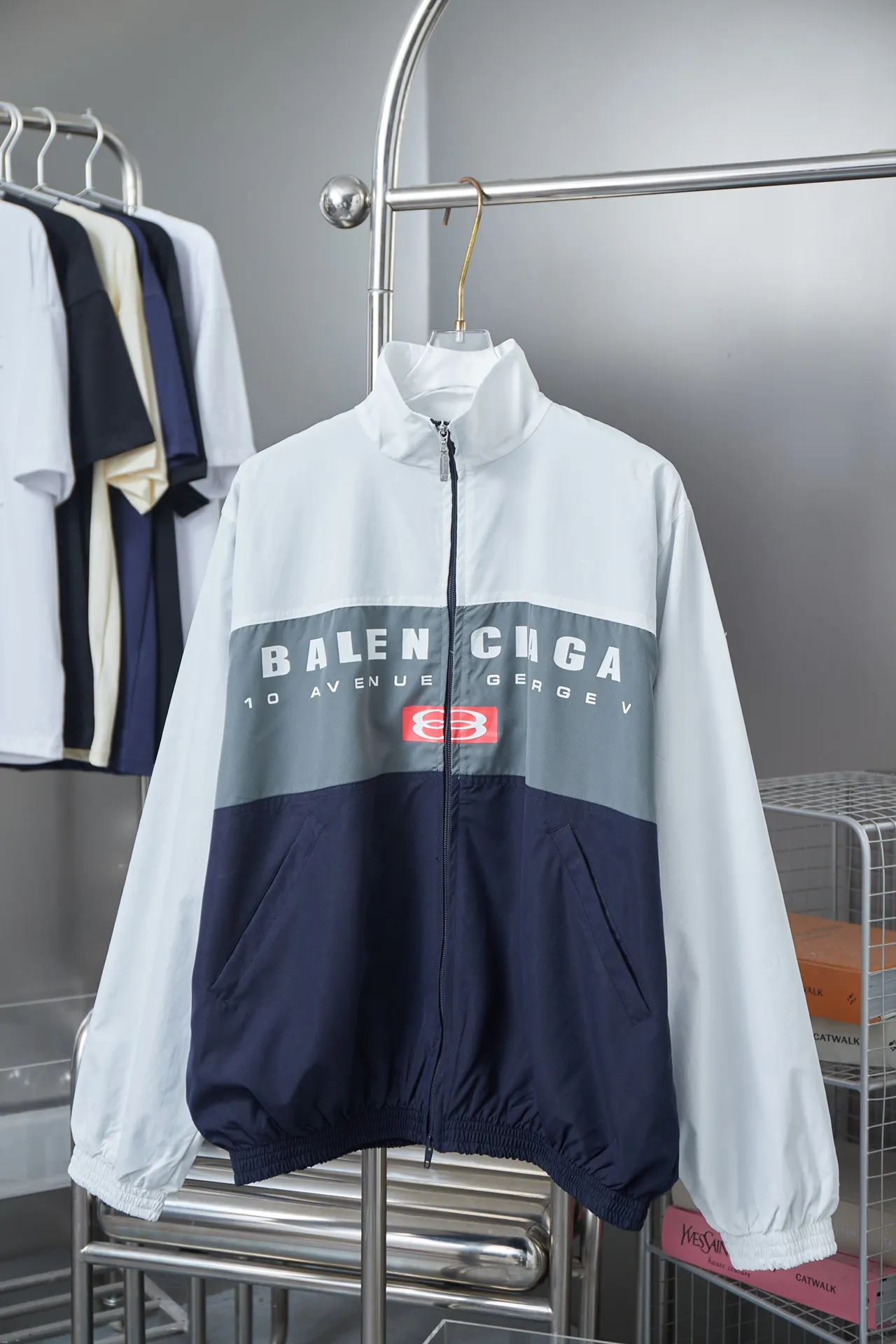 🅿️410 Balenciaga 𝘽𝘼𝙇𝙀𝙉𝘾𝙄𝘼𝙂𝘼 BLCG 25SS 82 three-color red double-ring printed splicing jacket Light luxury essential item for daily commuting for men and women Correct version Free to compare Detailed features · Customized windproof Oxford fabric · The entire fabric is pre-treated with a waterproof coating · The interior is made of three-grade polyester bird's eye mesh · Imported eco-friendly glue thermosetting ink printing technology · Contrasting color splicing design · Zipper pockets on both sides Elastic cuff design · Elastic elastic design at the hem · Customized molded hardware zipper Jacket double puller design · Original main mark washed tag brand moisture-proof paper packaging Color: Picture color Size: 46/48/50/52