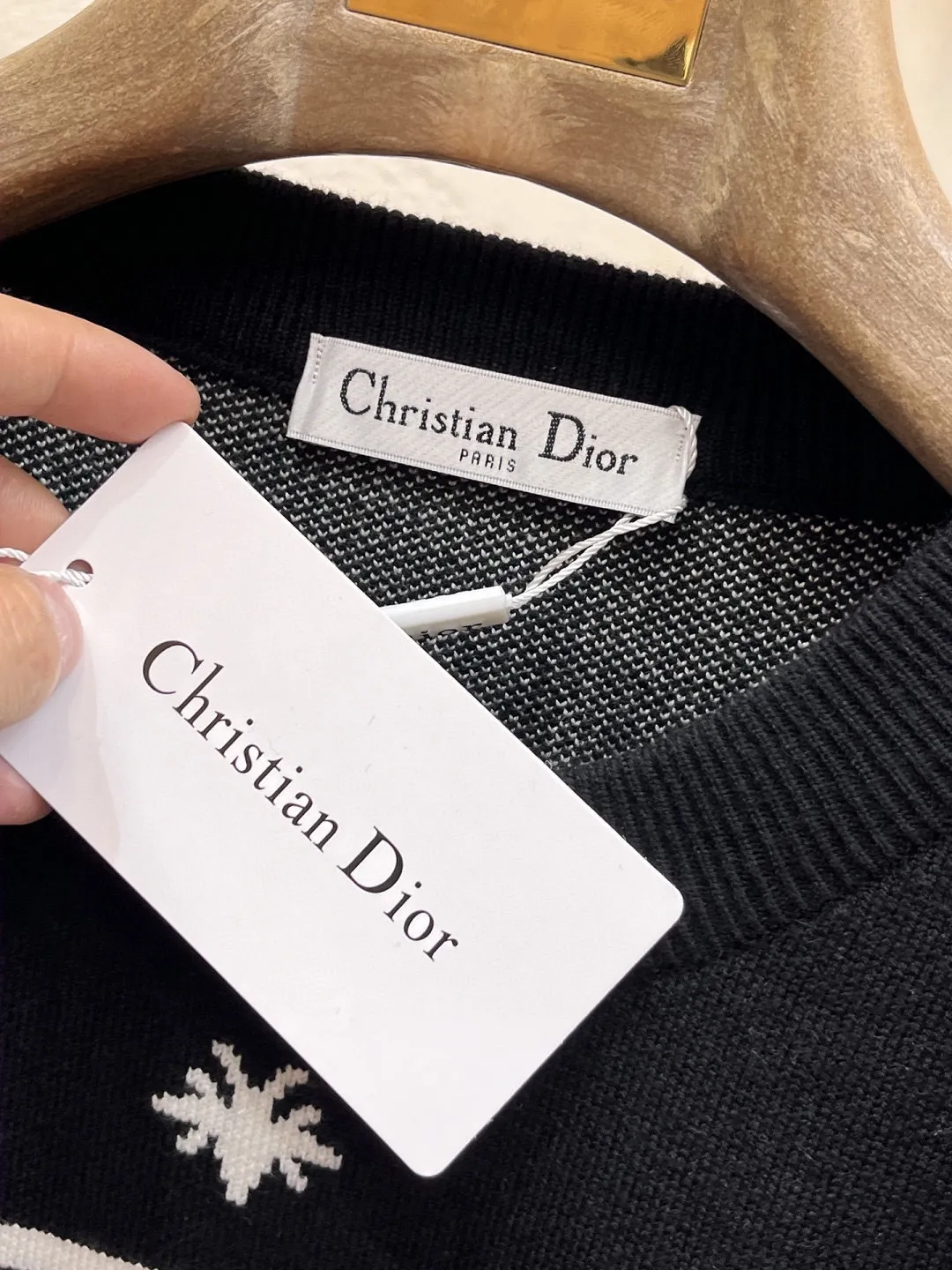 🅿️440 【DIOR】Autumn and winter classic lapel sweater, in full condition! ! ! Wool blended fabric, the latest model in 2025, golden ratio! ! Slim-fitting soft gold, versatile and practical item, the combination and practicality are extremely powerful, simple and elegant, and classy! To create your own style, it is highly recommended to buy it in two colors. The standard slim fit tailoring process is suitable for both young and old men. It is knitted from wool and will not cause any discomfort! While keeping warm, it is stylish, textured and wearable, and the classic logo with contrasting colors on the chest feels in place! ! Recommended for regular customers! ! Size M-3XL (maximum wear: 190 pounds)