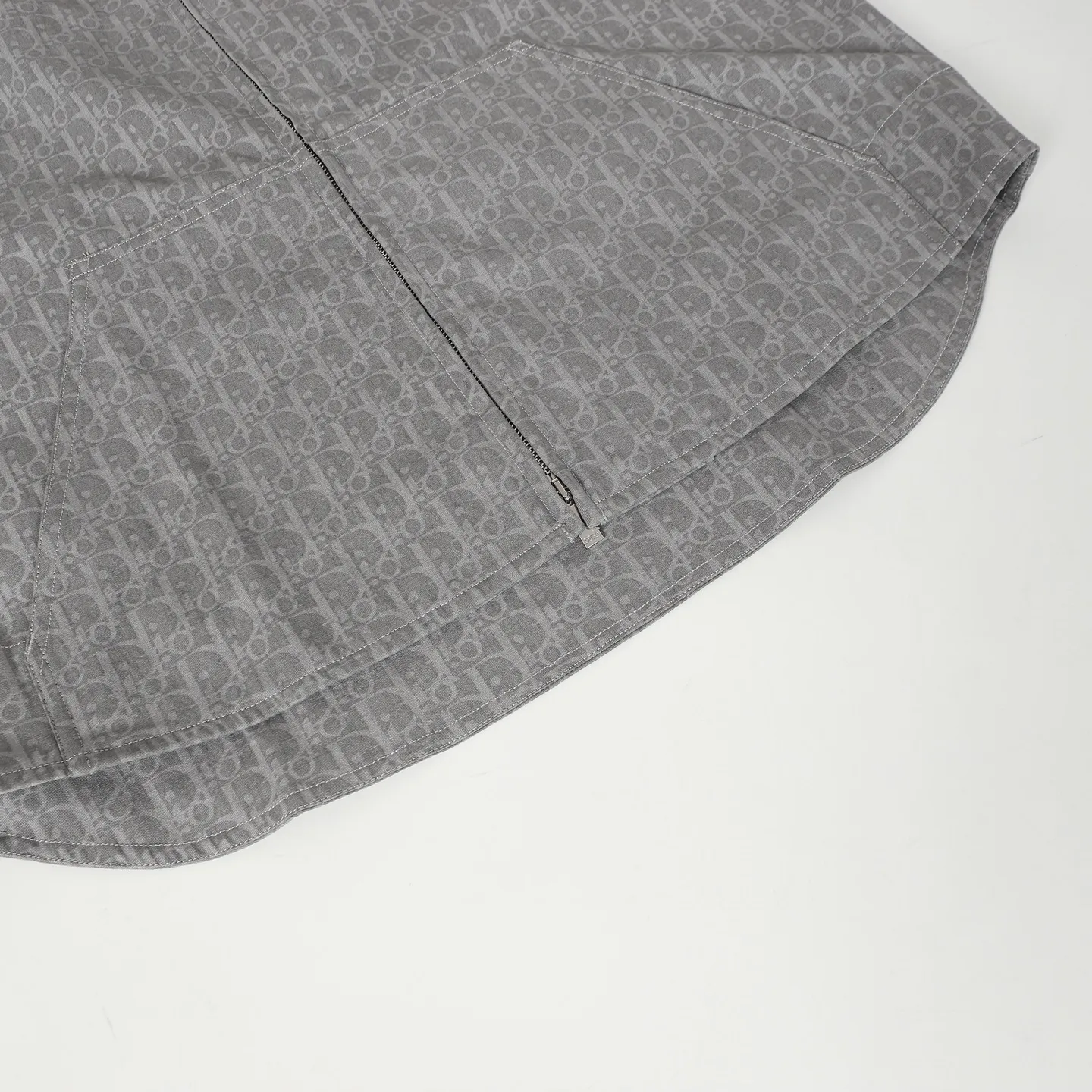 🅿️680 DIOR/Dior dark pattern all-over hooded zipper jacket. This hooded zipper is decorated with Oblique printing, a new interpretation of Dior's classic pattern. Crafted from gray cotton denim, the zip is decorated with the Dior signature. The unique minimalist design can be worn with accessories or for a more classic look.  Size：S/M/L/XL