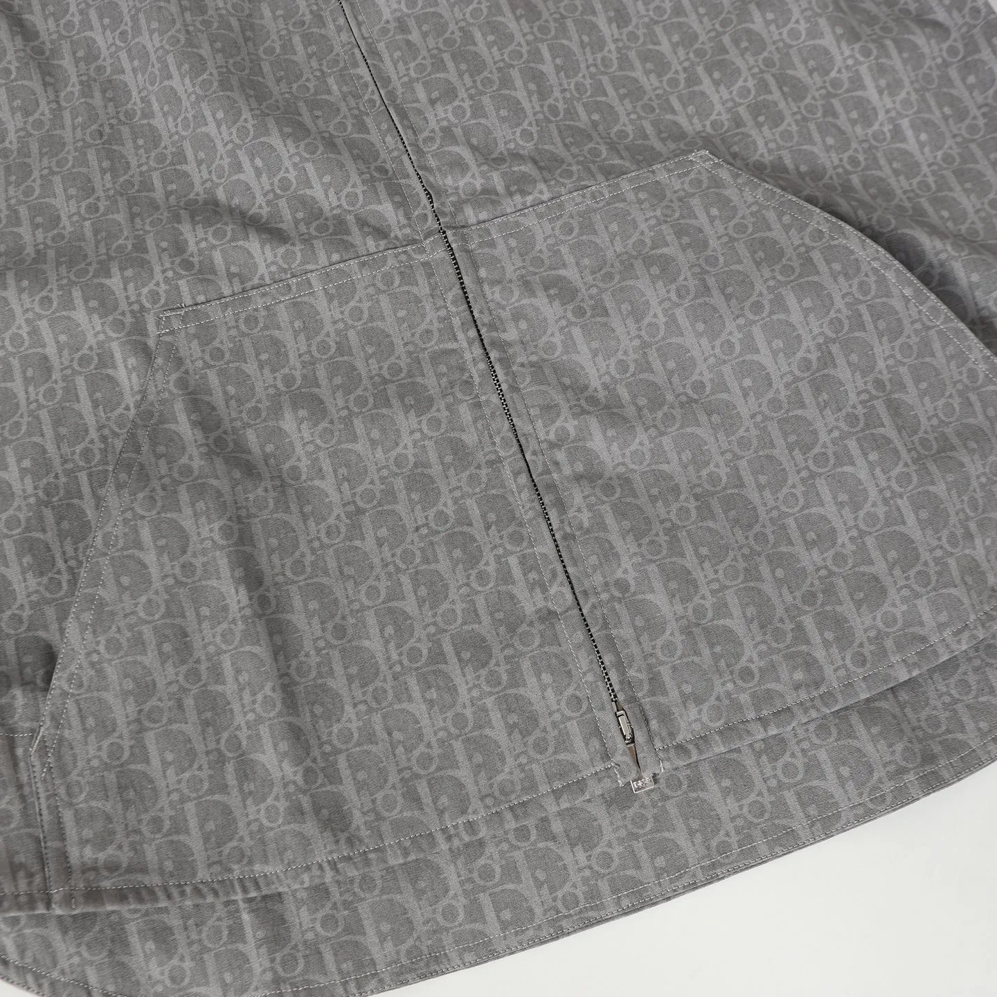🅿️680 DIOR/Dior dark pattern all-over hooded zipper jacket. This hooded zipper is decorated with Oblique printing, a new interpretation of Dior's classic pattern. Crafted from gray cotton denim, the zip is decorated with the Dior signature. The unique minimalist design can be worn with accessories or for a more classic look.  Size：S/M/L/XL