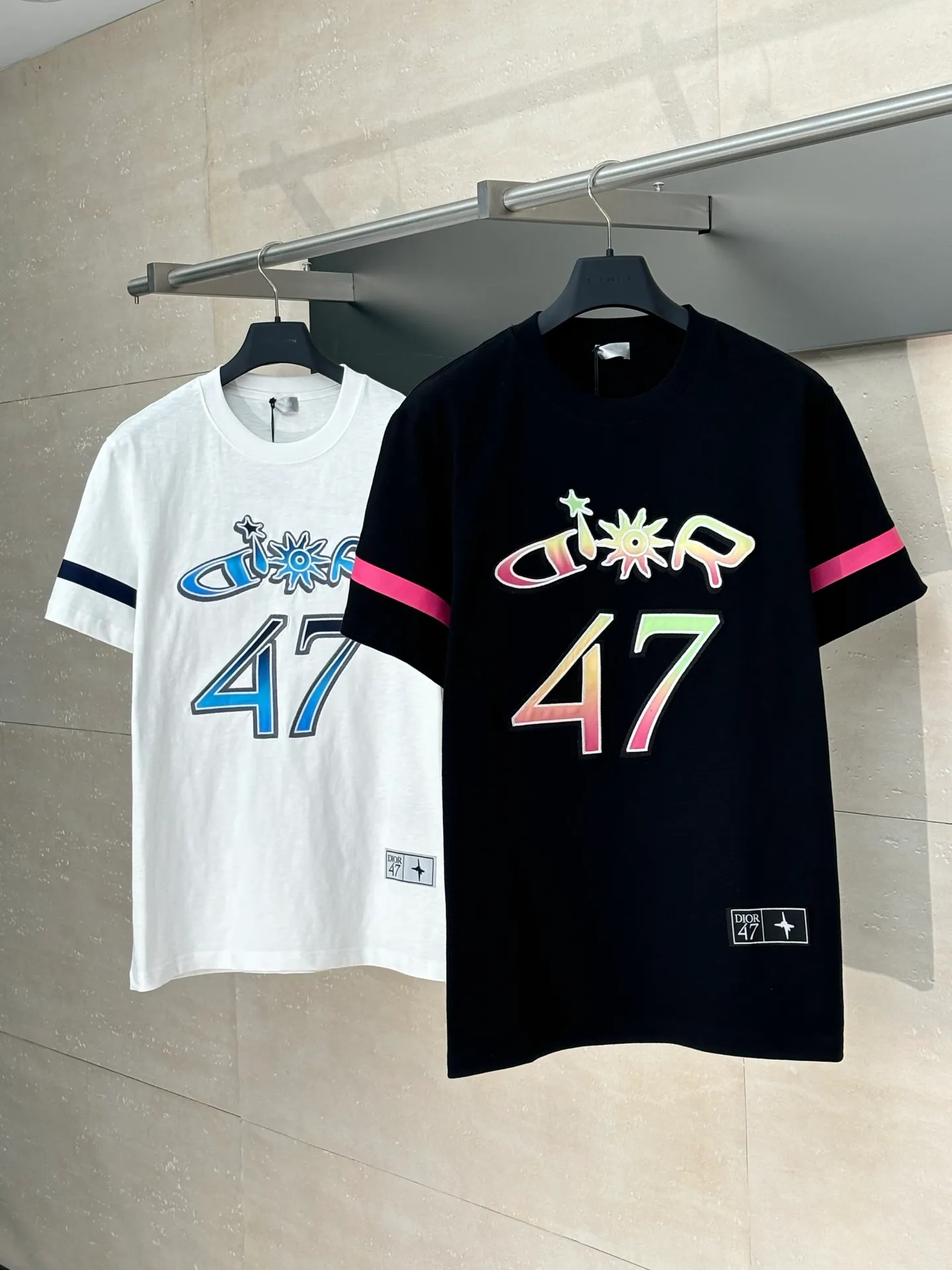 🅿️290 Dio*/Dior 25SS new gradient color embroidered Hamilton joint short-sleeved T-shirt is carefully made of white cotton slub jersey fabric. It is decorated with a multi-color joint series logo on the chest, reinterpreting the logo in a graphic style, and the number 47 is a tribute to the historic year. Featuring a sporty silhouette, it can be worn with or oversized.  Size：S/M/L/XL