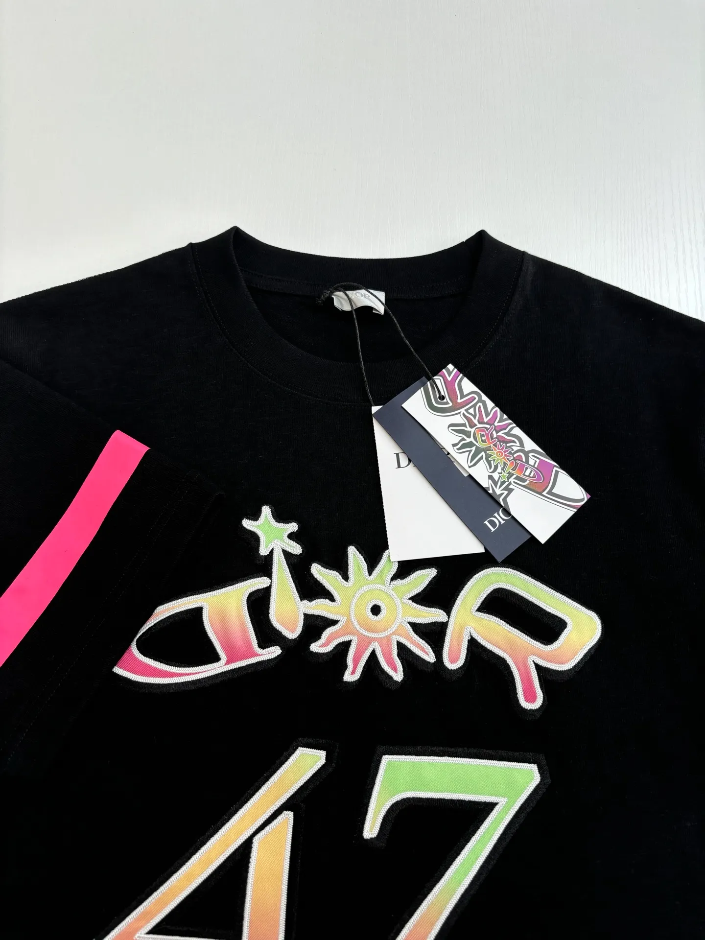 🅿️290 Dio*/Dior 25SS new gradient color embroidered Hamilton joint short-sleeved T-shirt is carefully made of white cotton slub jersey fabric. It is decorated with a multi-color joint series logo on the chest, reinterpreting the logo in a graphic style, and the number 47 is a tribute to the historic year. Featuring a sporty silhouette, it can be worn with or oversized.  Size：S/M/L/XL