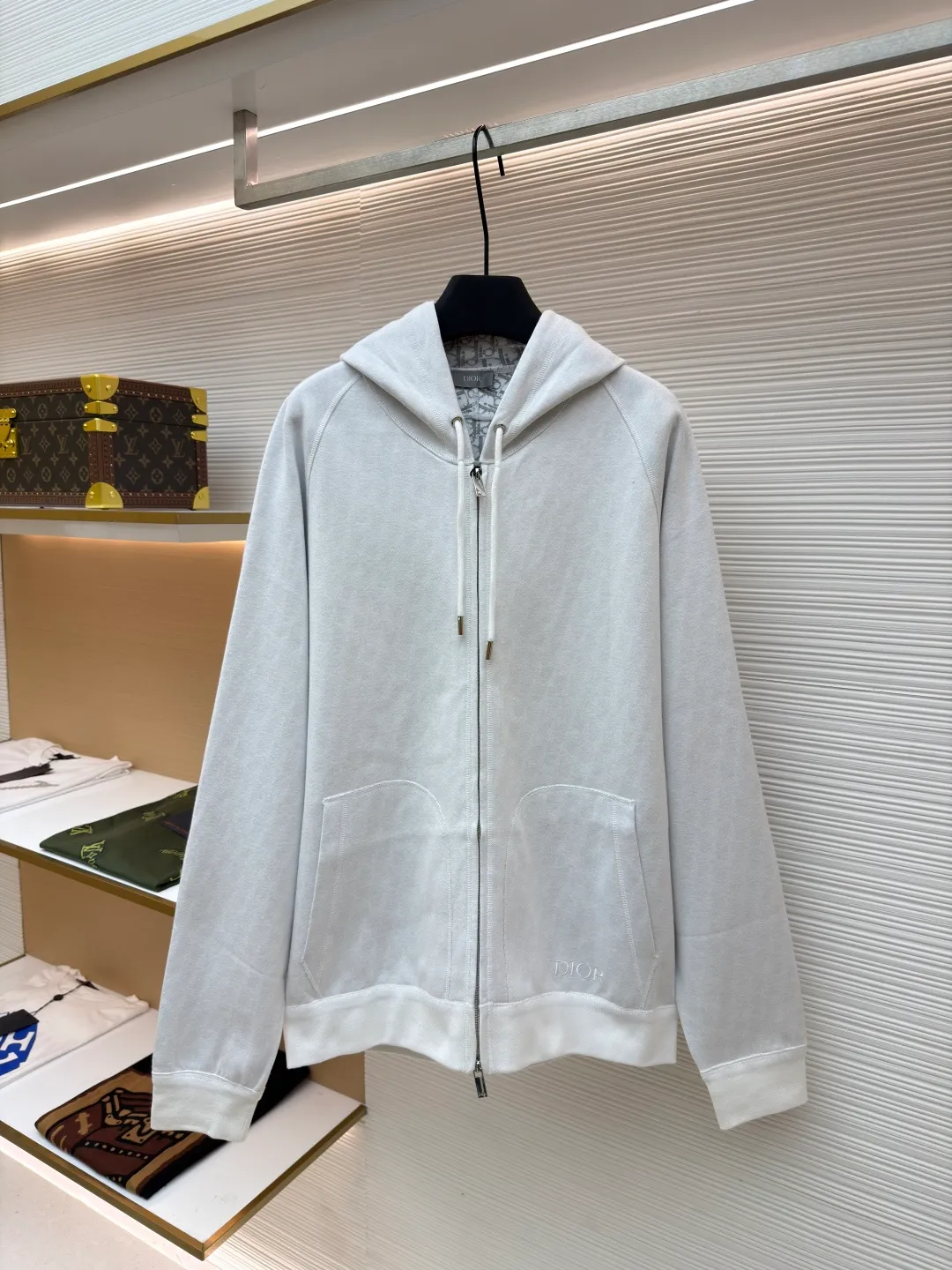 Dior presbyopic wool cashmere hooded cardigan jacket ●Original version: Purchased and developed for 17500 ●Item number: 1680900-C00 ●Fabric: wool cashmere fabric ●Technology: jacquard texture production ●Version: fitted version ●Weight: about 880 grams ●Size: S-M-L-XL ●Description: The fabric is made of cashmere fabric, containing 50% wool and pure cotton, with original hemming inside, jacquard letters, integrated design. One side has a solid color logo, and the spliced side has a classic presbyopia. It can be worn on both sides to change the style at any time. Customized imported velvet imported machine weaving, the material is conscientious and full of high-end texture. It is comfortable to wear and skin-friendly. It is made by a large factory and has perfect details and texture. The fabric is made of imported cashmere yarn. New product for early autumn! Hot style return! New version of dropped shoulder design High-grade navy blue presbyopic logo zipper cashmere jacket. Reversible. The letter jacquard texture on the back is luxurious and handsome. The hooded design is fashionable and advanced. The classic version does not make people look slimmer. Highly recommended! The overall wiring is straight and delicate, the fabric is comfortable and soft, and the color is consistent without color difference. It can be matched with the same style to create a fashionable look and control various occasions. Customized accessories, complete with three standards, same style for men and women!