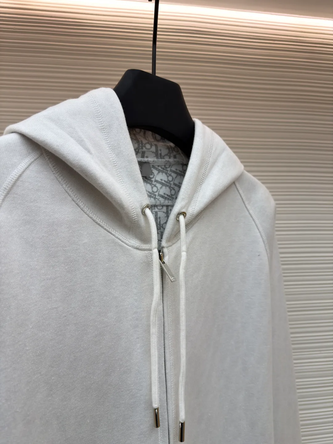 Dior presbyopic wool cashmere hooded cardigan jacket ●Original version: Purchased and developed for 17500 ●Item number: 1680900-C00 ●Fabric: wool cashmere fabric ●Technology: jacquard texture production ●Version: fitted version ●Weight: about 880 grams ●Size: S-M-L-XL ●Description: The fabric is made of cashmere fabric, containing 50% wool and pure cotton, with original hemming inside, jacquard letters, integrated design. One side has a solid color logo, and the spliced side has a classic presbyopia. It can be worn on both sides to change the style at any time. Customized imported velvet imported machine weaving, the material is conscientious and full of high-end texture. It is comfortable to wear and skin-friendly. It is made by a large factory and has perfect details and texture. The fabric is made of imported cashmere yarn. New product for early autumn! Hot style return! New version of dropped shoulder design High-grade navy blue presbyopic logo zipper cashmere jacket. Reversible. The letter jacquard texture on the back is luxurious and handsome. The hooded design is fashionable and advanced. The classic version does not make people look slimmer. Highly recommended! The overall wiring is straight and delicate, the fabric is comfortable and soft, and the color is consistent without color difference. It can be matched with the same style to create a fashionable look and control various occasions. Customized accessories, complete with three standards, same style for men and women!