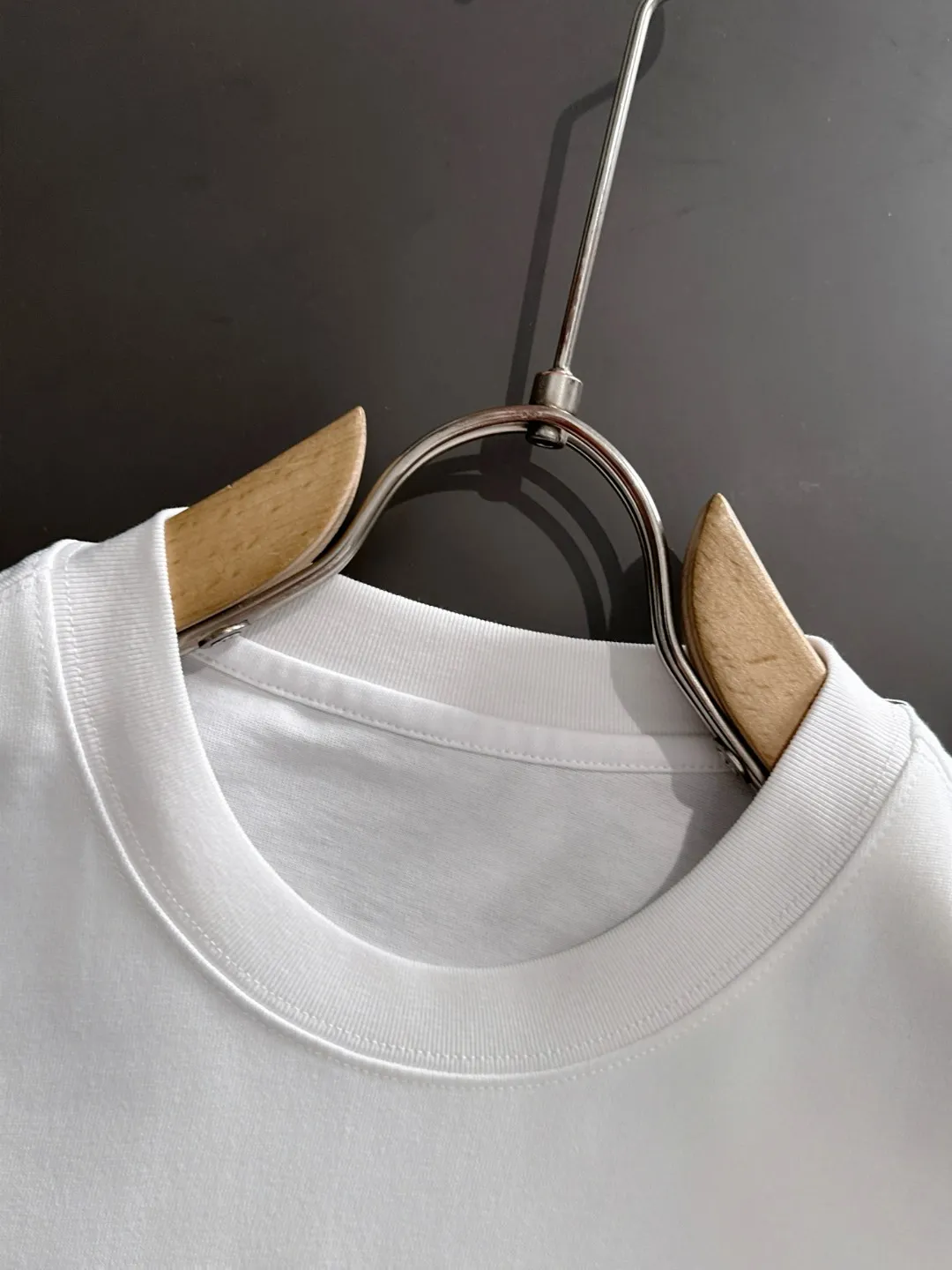 🅿️270 shipped next day Dior 2025 spring and summer new style (top quality, differentiated currency) launches short-sleeved double-yarn pure cotton fabric, early spring catwalk style, personalized and exclusive style, same style for men and women, using imported custom-dyed fabrics, back collar, chain bottom, fully shoulder-covering, no deformation or shrinkage when exposed to water, SIZE: M to 3XL