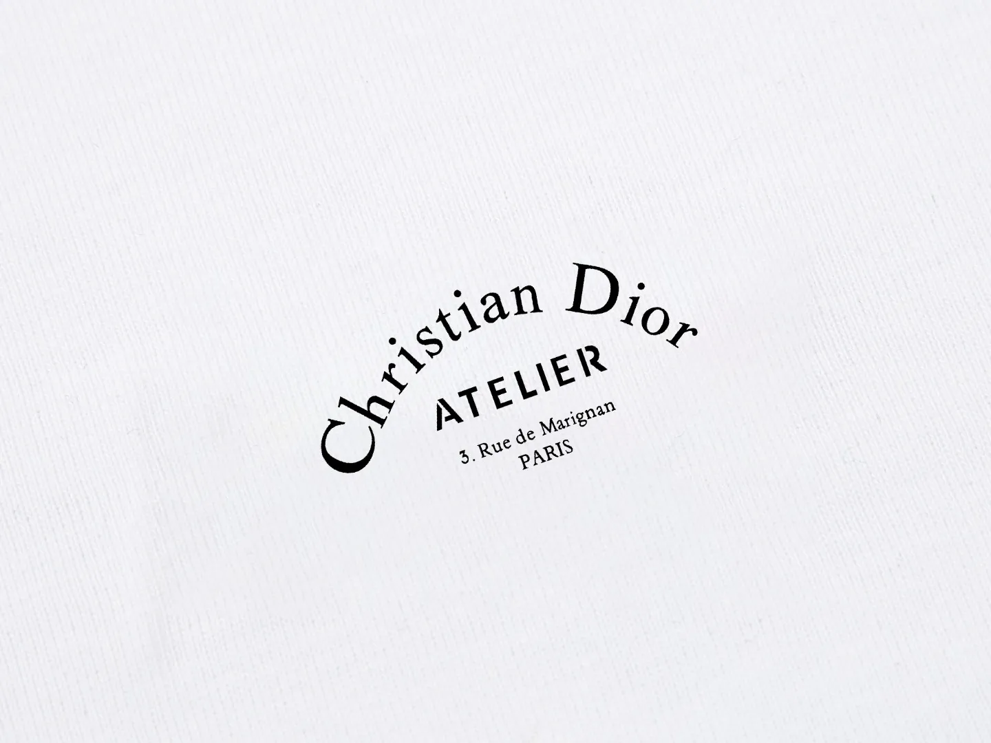 🅿️170 DIOR printed letters‼ ️Short-sleeved T-shirt® *Customized 280g cotton fabric, the fabric is soft, skin-friendly and comfortable *Laminated letter logo on the front *A very simple and elegant one that is unparalleled in terms of upper body comfort, interpreting your luxury and taste, and creating your fashionable charm. ⚠️Washing method: It is recommended to dry clean or wrap the reverse side in a laundry bag and machine wash it quickly in cold water and let it dry naturally! ⚠️ Unisex style 𝐂𝐎𝐋𝐎𝐔𝐑: White Black 𝐒𝐈𝐙𝐄: S-XL