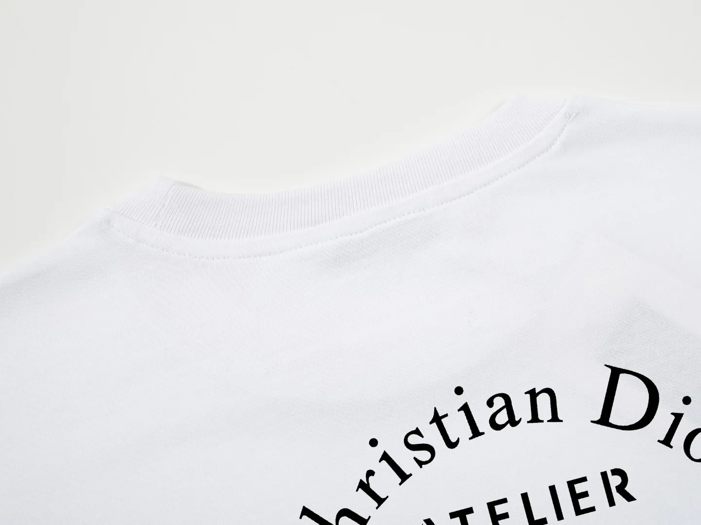 🅿️170 DIOR printed letters‼ ️Short-sleeved T-shirt® *Customized 280g cotton fabric, the fabric is soft, skin-friendly and comfortable *Laminated letter logo on the front *A very simple and elegant one that is unparalleled in terms of upper body comfort, interpreting your luxury and taste, and creating your fashionable charm. ⚠️Washing method: It is recommended to dry clean or wrap the reverse side in a laundry bag and machine wash it quickly in cold water and let it dry naturally! ⚠️ Unisex style 𝐂𝐎𝐋𝐎𝐔𝐑: White Black 𝐒𝐈𝐙𝐄: S-XL
