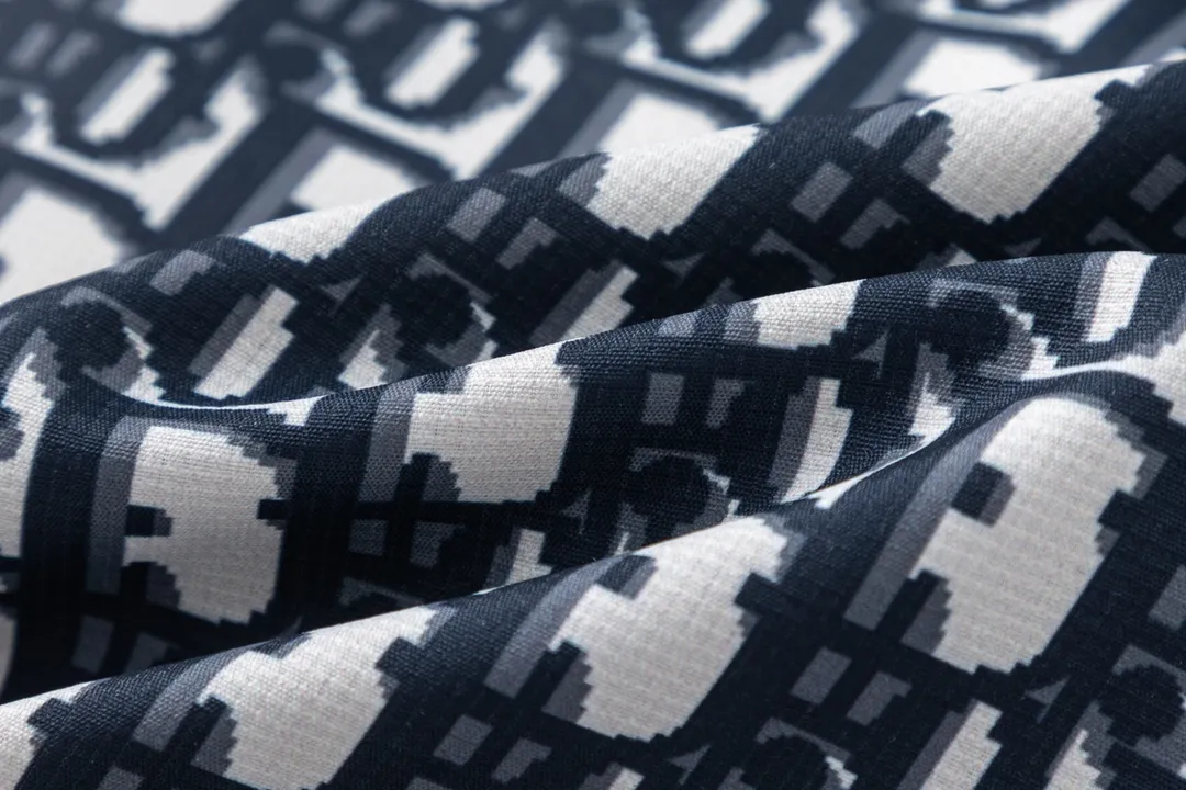 🅿️800 (with dust bag) Dior/Dior 23FW houndstooth all-over printed reversible down vest. Silhouette cut, chic and reversible. The mini jacket design is very Korean style. This year's mainstream all-over printed oblique, versatile style for men and women on the high street. Exquisite materials, fluffy version, fashionable and warm, 90 white duck down filling, full of down, fluffy and soft, and the upper body effect is great Customized original accessories, complete with three labels, molded custom logo buttons Size: S M L XL XXL