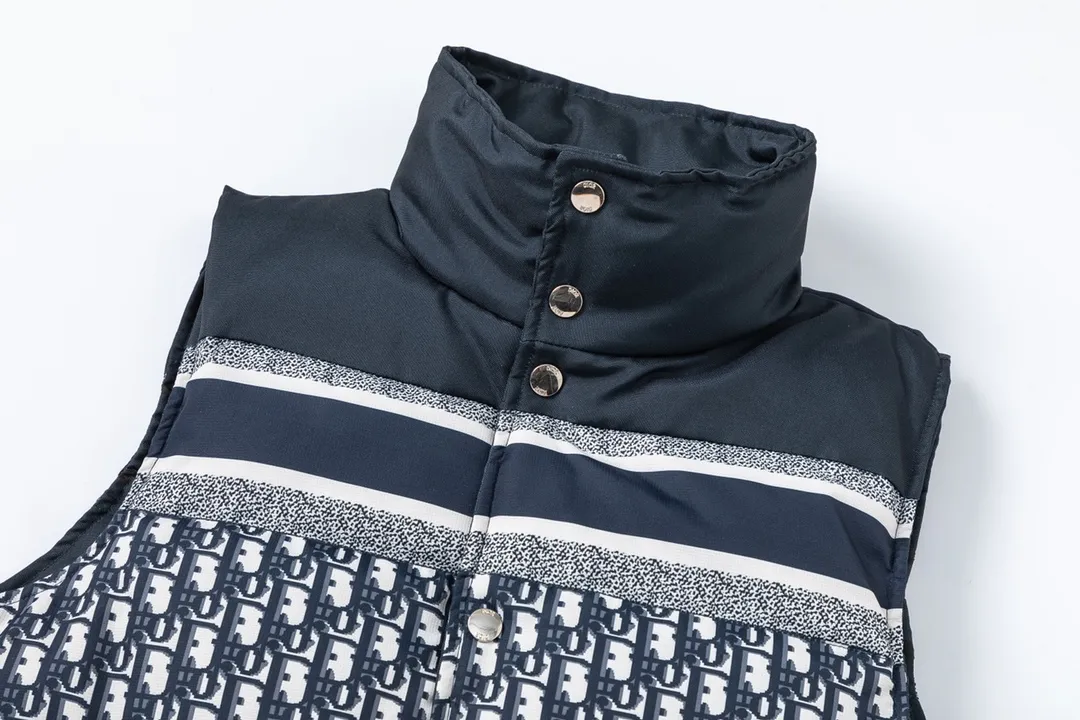 🅿️800 (with dust bag) Dior/Dior 23FW houndstooth all-over printed reversible down vest. Silhouette cut, chic and reversible. The mini jacket design is very Korean style. This year's mainstream all-over printed oblique, versatile style for men and women on the high street. Exquisite materials, fluffy version, fashionable and warm, 90 white duck down filling, full of down, fluffy and soft, and the upper body effect is great Customized original accessories, complete with three labels, molded custom logo buttons Size: S M L XL XXL