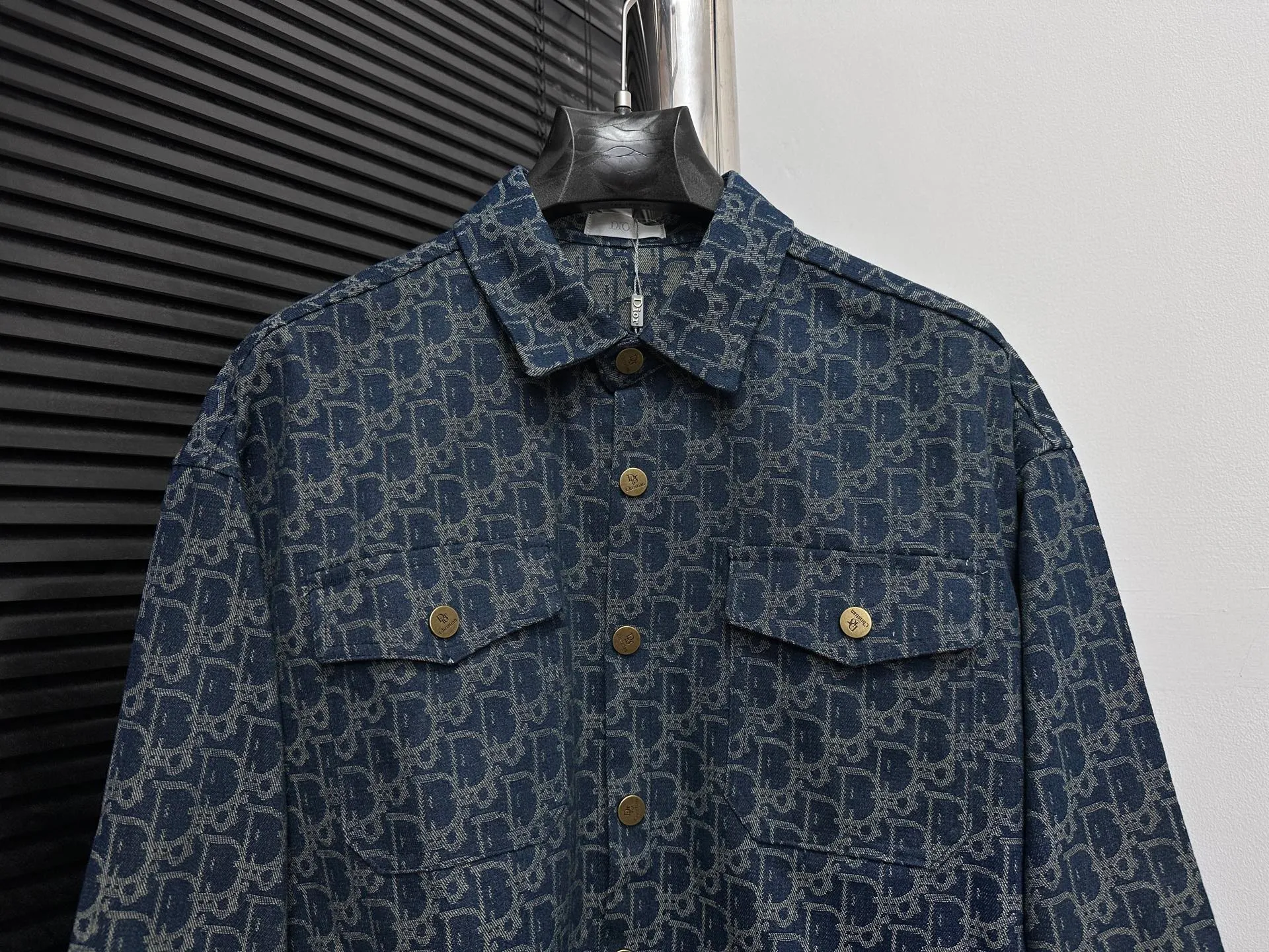 🅿️330 【DIOR】Dior 25ss jacquard jacket shirt This shirt collar jacket has concealed button closure. Made of heavy-duty washed pure cotton denim fabric, soft and wide, comfortable and close to the skin. Super stylish and versatile denim jacket. Same style for men and women. A must-have for fashionistas. Size: XS-L