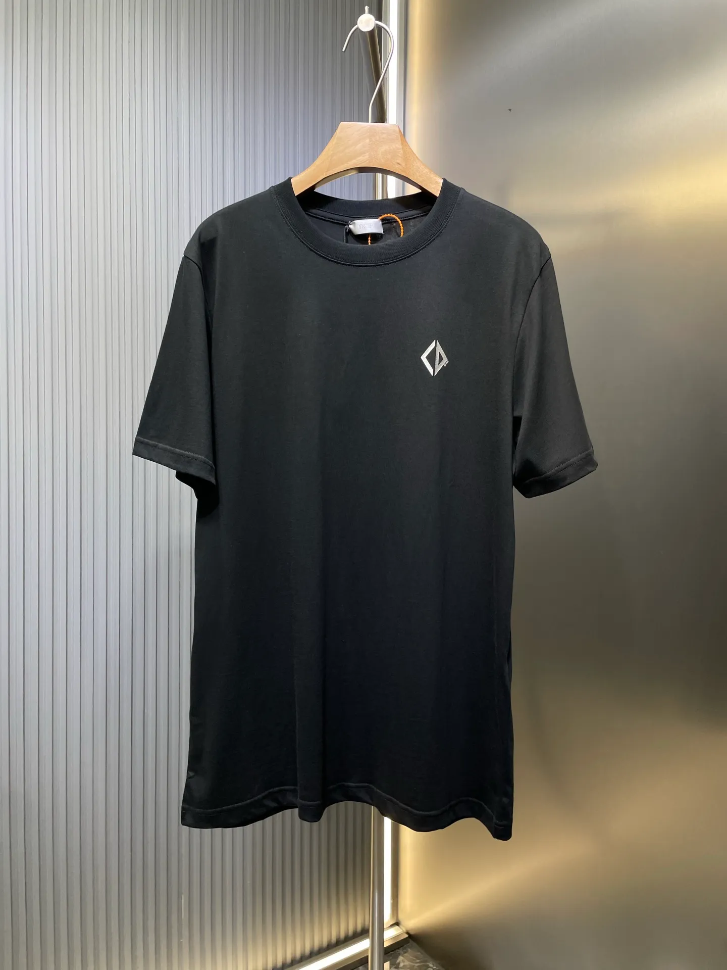 🅿️250 dior🌟【Top replica】2025ss reflective diamond logo round neck short sleeves. This T-shirt is a new product for the spring and summer of 2025. It is an upgraded version of the classic wardrobe essentials. Made of cotton jersey with cd diamond reflective logo on the chest and lah on the back. The loose, comfortable fit can be easily worn with or. Reflective cd diamond logo on chest reflective dior print on back sizes: s-xl
