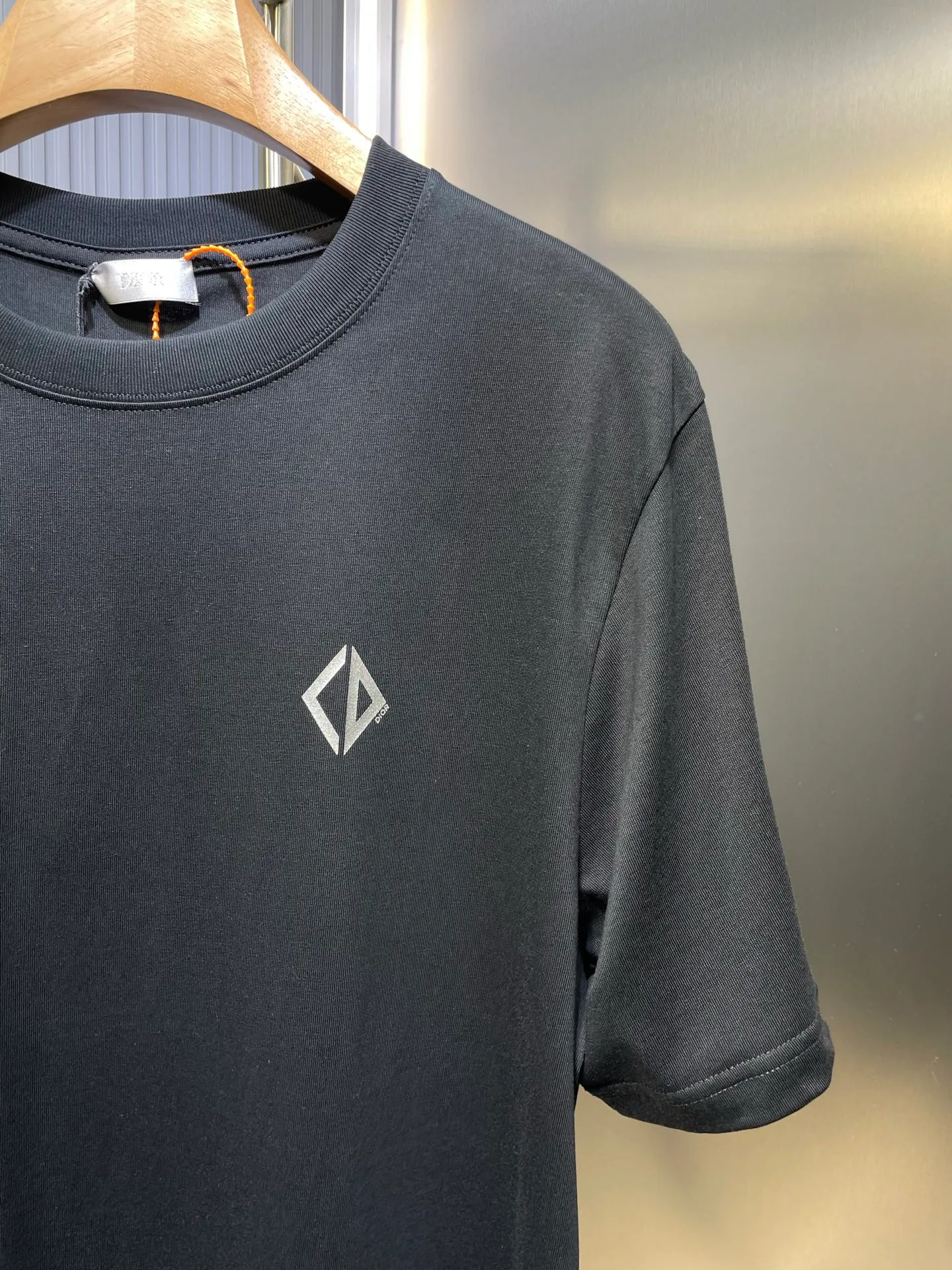 🅿️250 dior🌟【Top replica】2025ss reflective diamond logo round neck short sleeves. This T-shirt is a new product for the spring and summer of 2025. It is an upgraded version of the classic wardrobe essentials. Made of cotton jersey with cd diamond reflective logo on the chest and lah on the back. The loose, comfortable fit can be easily worn with or. Reflective cd diamond logo on chest reflective dior print on back sizes: s-xl