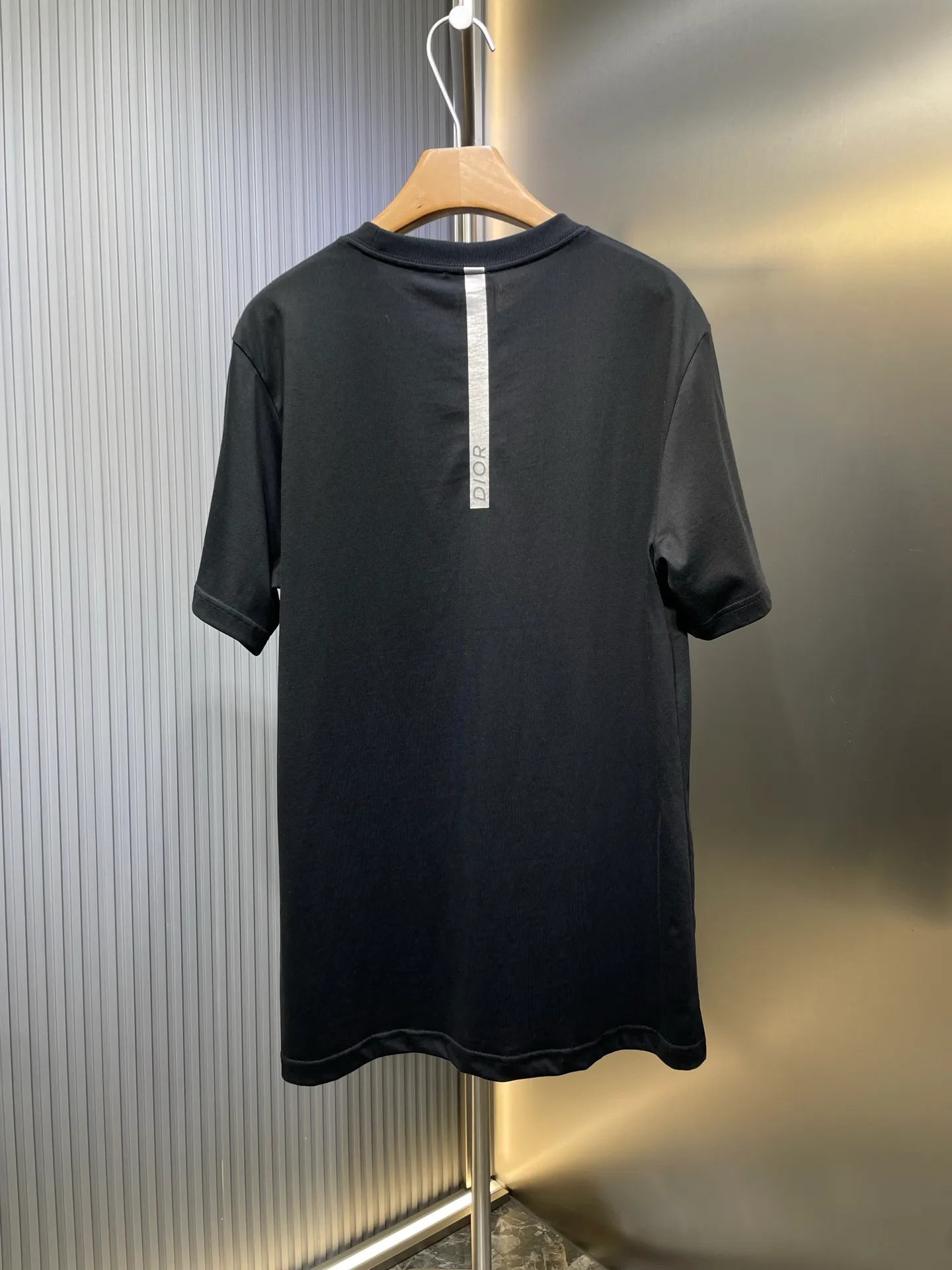 🅿️250 dior🌟【Top replica】2025ss reflective diamond logo round neck short sleeves. This T-shirt is a new product for the spring and summer of 2025. It is an upgraded version of the classic wardrobe essentials. Made of cotton jersey with cd diamond reflective logo on the chest and lah on the back. The loose, comfortable fit can be easily worn with or. Reflective cd diamond logo on chest reflective dior print on back sizes: s-xl