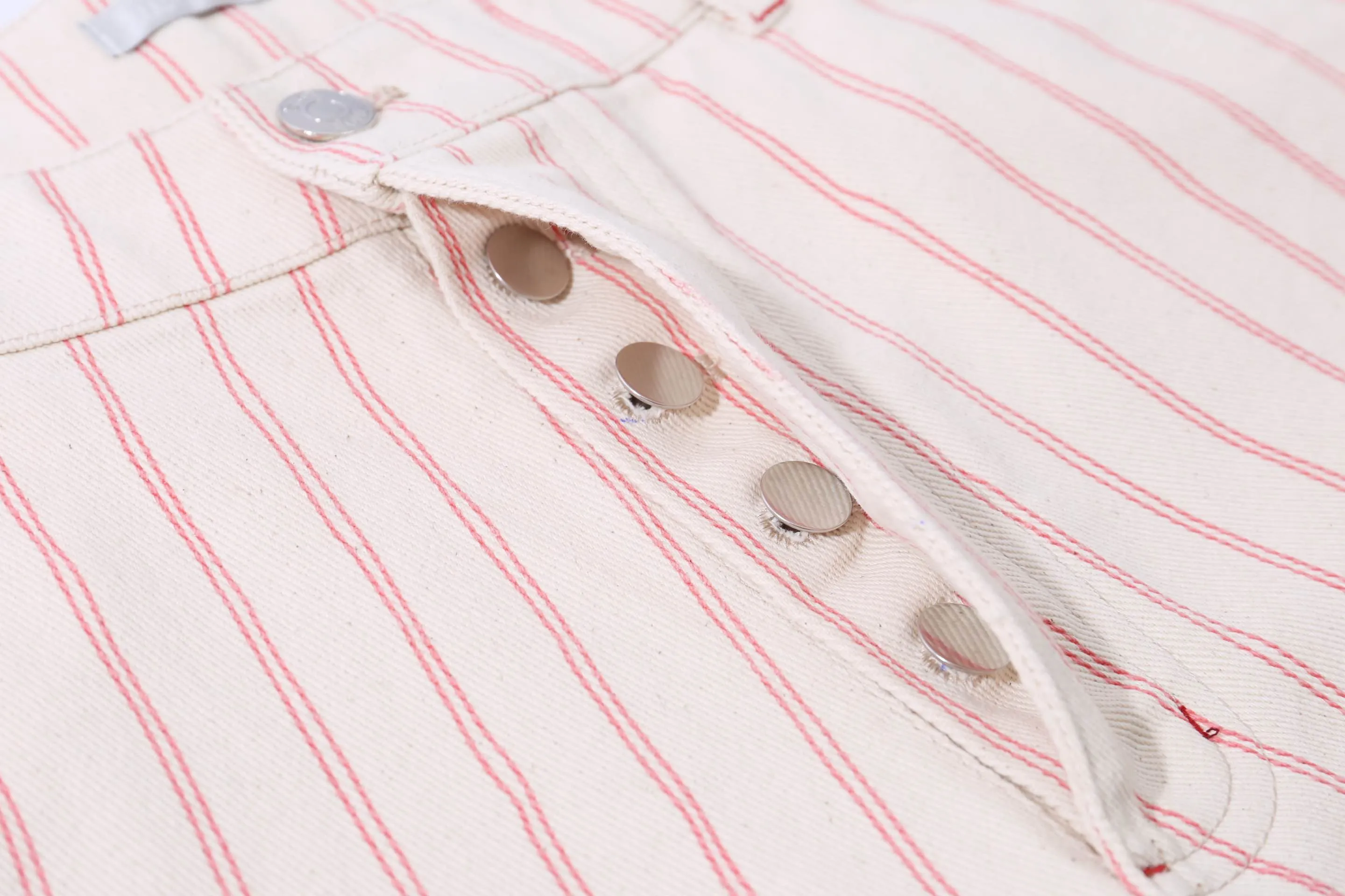 🅿️250 High-quality new CD stripe embroidered apricot shorts. Originally purchased for 14,600. The fabric is made of high-density equipment imported from Italy. It is made of custom-woven and dyed striped recycled cotton twill denim. The original cloth is washed and desized to restore the softness of the fabric and the velvety feel of the cloth. The cotton thread embroidered logo is embroidered with Tajima embroidery, the aluminum buttons are exclusively molded and customized, the dyed yarn 100% restores the color of the original plate, the back waist leather tag is customized with the same color, and the three-label accessories follow the original plate. Size xs-l