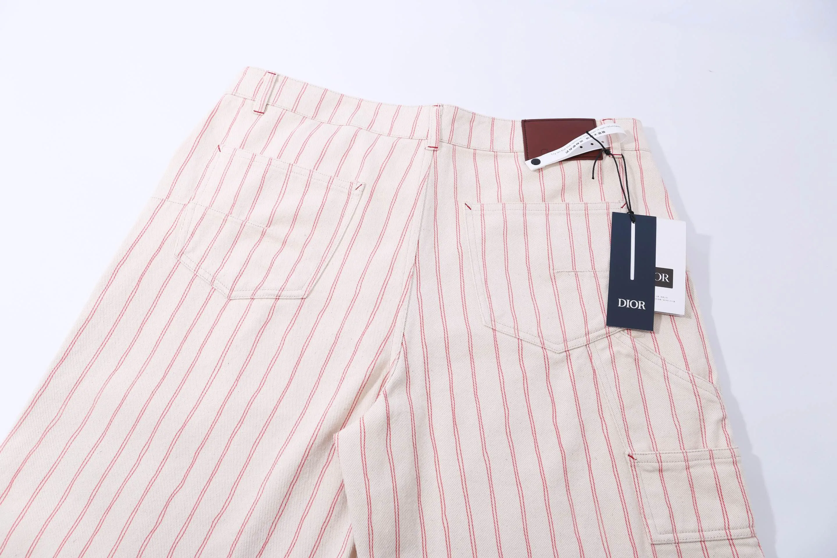 🅿️250 High-quality new CD stripe embroidered apricot shorts. Originally purchased for 14,600. The fabric is made of high-density equipment imported from Italy. It is made of custom-woven and dyed striped recycled cotton twill denim. The original cloth is washed and desized to restore the softness of the fabric and the velvety feel of the cloth. The cotton thread embroidered logo is embroidered with Tajima embroidery, the aluminum buttons are exclusively molded and customized, the dyed yarn 100% restores the color of the original plate, the back waist leather tag is customized with the same color, and the three-label accessories follow the original plate. Size xs-l