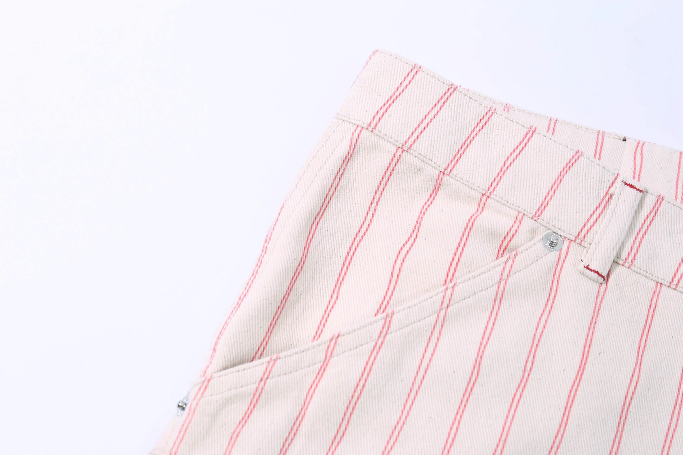 🅿️250 High-quality new CD stripe embroidered apricot shorts. Originally purchased for 14,600. The fabric is made of high-density equipment imported from Italy. It is made of custom-woven and dyed striped recycled cotton twill denim. The original cloth is washed and desized to restore the softness of the fabric and the velvety feel of the cloth. The cotton thread embroidered logo is embroidered with Tajima embroidery, the aluminum buttons are exclusively molded and customized, the dyed yarn 100% restores the color of the original plate, the back waist leather tag is customized with the same color, and the three-label accessories follow the original plate. Size xs-l