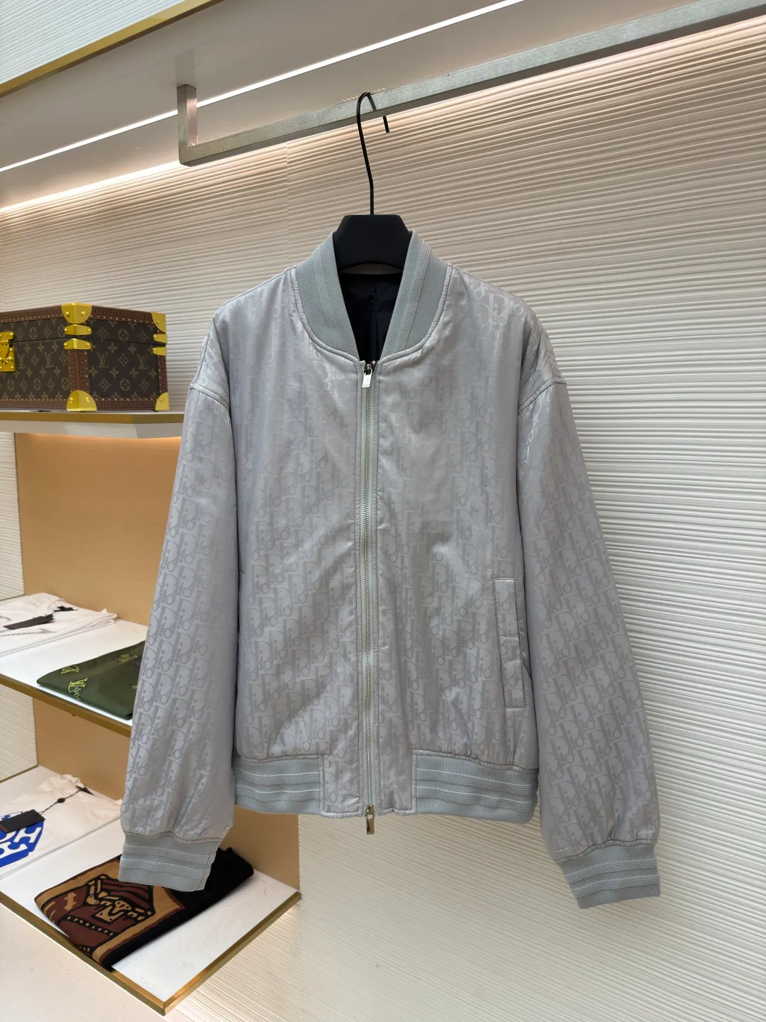 Dior flight jacket ●Original version: Purchased and developed for 21000 ●Item number: 1680818-C10 ●Fabric: nylon fabric ●Technology: Printing ●Version: Fitted version ●Weight: about 620 grams ●Size: 46-48-50-52 ●Description: This aviator is carefully made of jacquard technical fabric and decorated with a Diamond pattern throughout, which was designed by Marc Bohan. Bohan) in 1974, it reinterprets the initials with a three-dimensional line diamond pattern. It has a casual and classic silhouette with ribbed collar, cuffs and hem. The comfortable tailoring highlights the sporty style. It can be matched with and create a sophisticated casual look. It is decorated with Diamond jacquard pattern all over. Two-way zipper closure with engraving. Dr logo zipper pull, side welt pockets, ribbed collar, cuffs and hem👍. There are five colors to choose from. The shape is handsome and generous. It is the same style for men and women. Highly recommended! The overall wiring is straight and delicate, the fabric is comfortable and soft, and the color is consistent without color difference. It can be matched with the same style to create a fashionable look and control various occasions. Customized accessories, complete with three standards, same style for men and women!