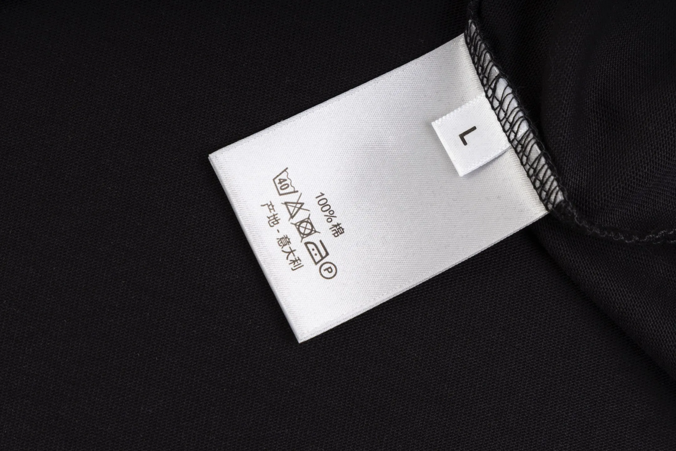🅿️170 Style #Z10 Round neck short sleeves with dior lettering on the front and back. The same style as the LOUISVUITTON official website. Fabric: 32-count double yarn 280g pure cotton fabric. Weaving and dyeing threads of the same color in the same cylinder. Consistent colors. Process: imported machine white ink direct-jet printing. Supporting: complete three-label cardboard, oil paper and code sticker packaging. High-temperature pre-shrinking process before production, no shrinkage and deformation. Imported machine professional plate production os version Can wear up to 200 pounds. The size is measured manually. The error of 2-3cm is normal. Color: black white size: s m l xl