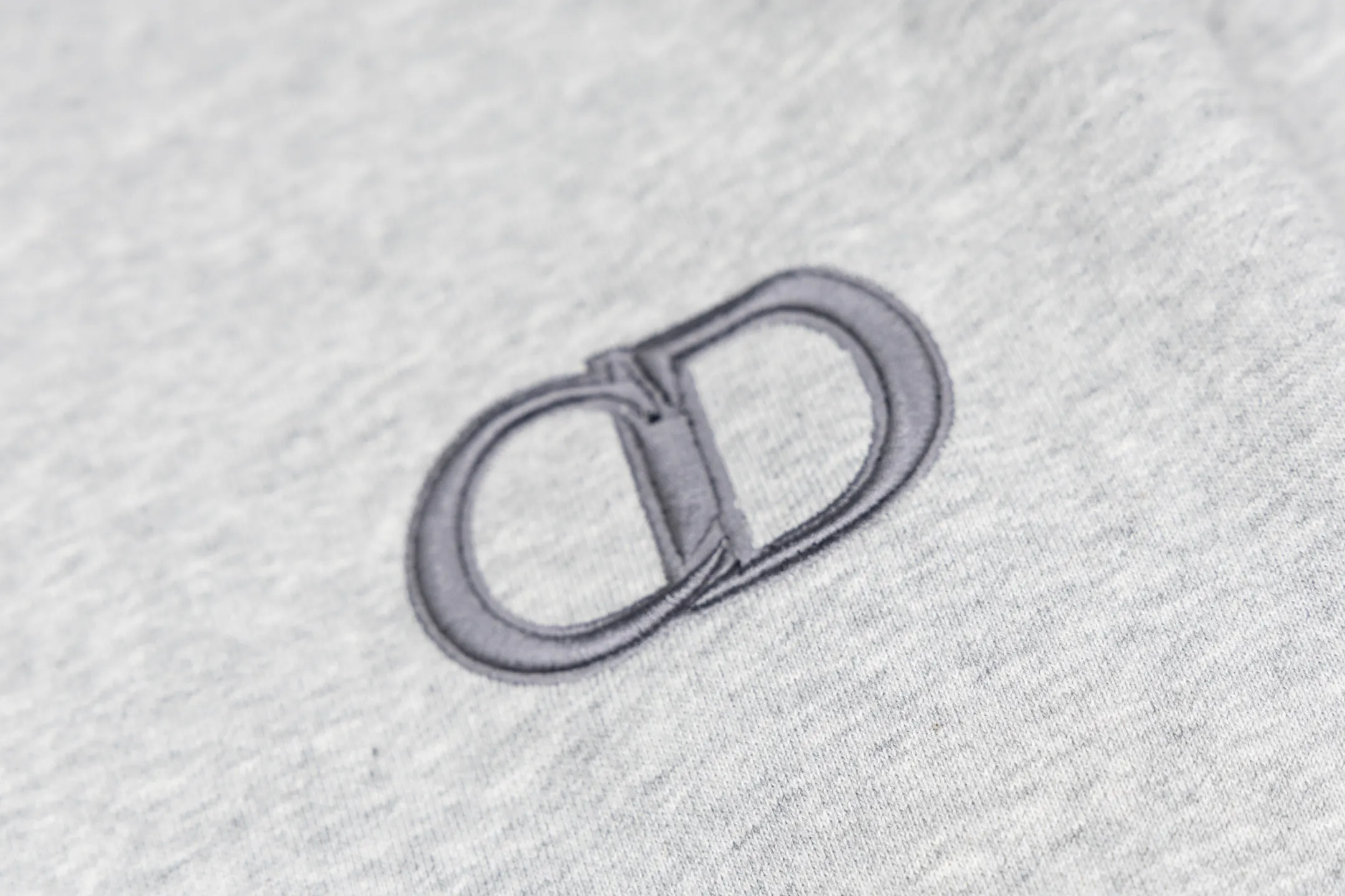 🅿️340 CD logo embroidered crew neck sweatshirt (grey) The fabric is made of high-quality gray cotton fleece fabric, which is soft and comfortable to the touch, bringing a warm wearing experience. The fabric is made of 100% cotton, which has good breathability and skin-friendliness. The sweatshirt adopts a regular fit design and is discreetly decorated with the same-tone CD Icon embroidery logo on the chest, showing exquisite craftsmanship in every detail. The collar, cuffs and hem are all designed with ribbed edges, which not only enhances the crispness of the overall silhouette, but also keeps the clothing durable and without deformation. Exquisite sewing technology ensures that every seam is smooth and firm, reflecting the brand's strict requirements for quality. This sweatshirt not only retains the comfort of sports and leisure, but also shows the texture of high fashion through exquisite detail processing, making it suitable for daily wear in various occasions. Size:S-M-L-XL