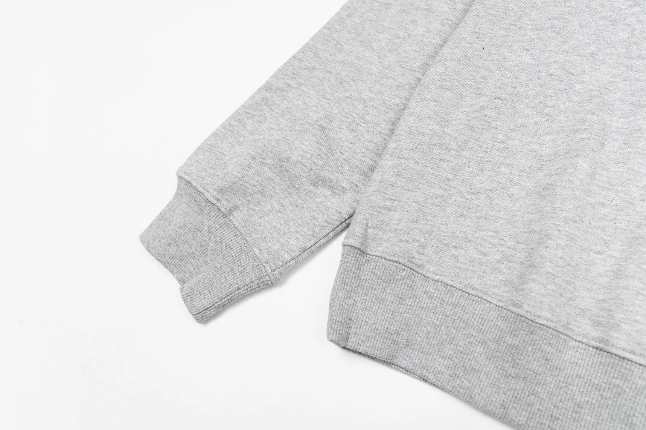 🅿️340 CD logo embroidered crew neck sweatshirt (grey) The fabric is made of high-quality gray cotton fleece fabric, which is soft and comfortable to the touch, bringing a warm wearing experience. The fabric is made of 100% cotton, which has good breathability and skin-friendliness. The sweatshirt adopts a regular fit design and is discreetly decorated with the same-tone CD Icon embroidery logo on the chest, showing exquisite craftsmanship in every detail. The collar, cuffs and hem are all designed with ribbed edges, which not only enhances the crispness of the overall silhouette, but also keeps the clothing durable and without deformation. Exquisite sewing technology ensures that every seam is smooth and firm, reflecting the brand's strict requirements for quality. This sweatshirt not only retains the comfort of sports and leisure, but also shows the texture of high fashion through exquisite detail processing, making it suitable for daily wear in various occasions. Size:S-M-L-XL