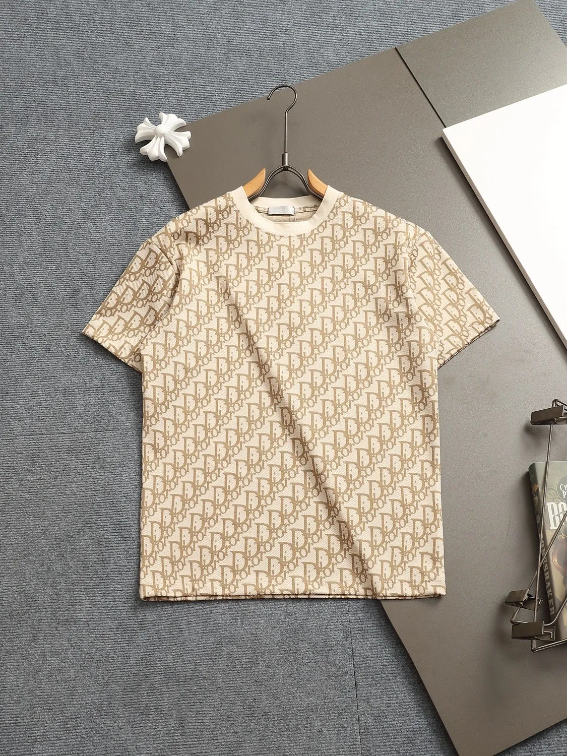 🅿️180 Doir Dior micro-wide version XS-L new exclusive limited edition 25 years of the latest and top-notch full printed logo dark pattern towel embroidered letter logo double sleeves back plaid patch exquisite heavy craftsmanship As the leader in the luxury world, 280g washed fabric T-shirts, D family is well-deserved. The first thing that catches the eye on the piece I am going to talk about today is the two loose and comfortable styles~~The ribbed round neck is the best modification of its version, while B family has the upper body LOGO listed on the front, and the unique pin design uses a color matching design to highlight the texture! Cow Black and white, the most traditional modification method and the simplest color scale contrast form the strongest and direct contrast, and this is often the most concise and clear minimalist modification method~~A nostalgic classic atmosphere also spreads in this work inadvertently! ! Coupled with the blessing of pure cotton material, both the upper body comfort and the existence are unparalleled. It can be said to be a must-have companion in summer. The excellent breathability and comfortable wearing feeling are unparalleled~ Recommended! ! Size: XS S M L Color: Black Apricot Size chart: