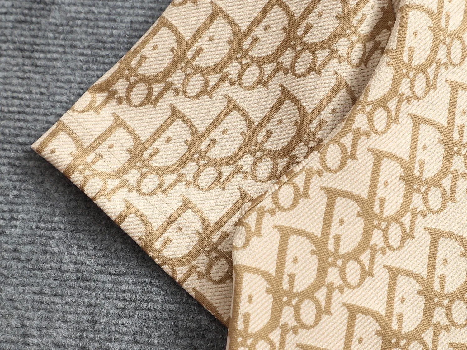 🅿️180 Doir Dior micro-wide version XS-L new exclusive limited edition 25 years of the latest and top-notch full printed logo dark pattern towel embroidered letter logo double sleeves back plaid patch exquisite heavy craftsmanship As the leader in the luxury world, 280g washed fabric T-shirts, D family is well-deserved. The first thing that catches the eye on the piece I am going to talk about today is the two loose and comfortable styles~~The ribbed round neck is the best modification of its version, while B family has the upper body LOGO listed on the front, and the unique pin design uses a color matching design to highlight the texture! Cow Black and white, the most traditional modification method and the simplest color scale contrast form the strongest and direct contrast, and this is often the most concise and clear minimalist modification method~~A nostalgic classic atmosphere also spreads in this work inadvertently! ! Coupled with the blessing of pure cotton material, both the upper body comfort and the existence are unparalleled. It can be said to be a must-have companion in summer. The excellent breathability and comfortable wearing feeling are unparalleled~ Recommended! ! Size: XS S M L Color: Black Apricot Size chart: