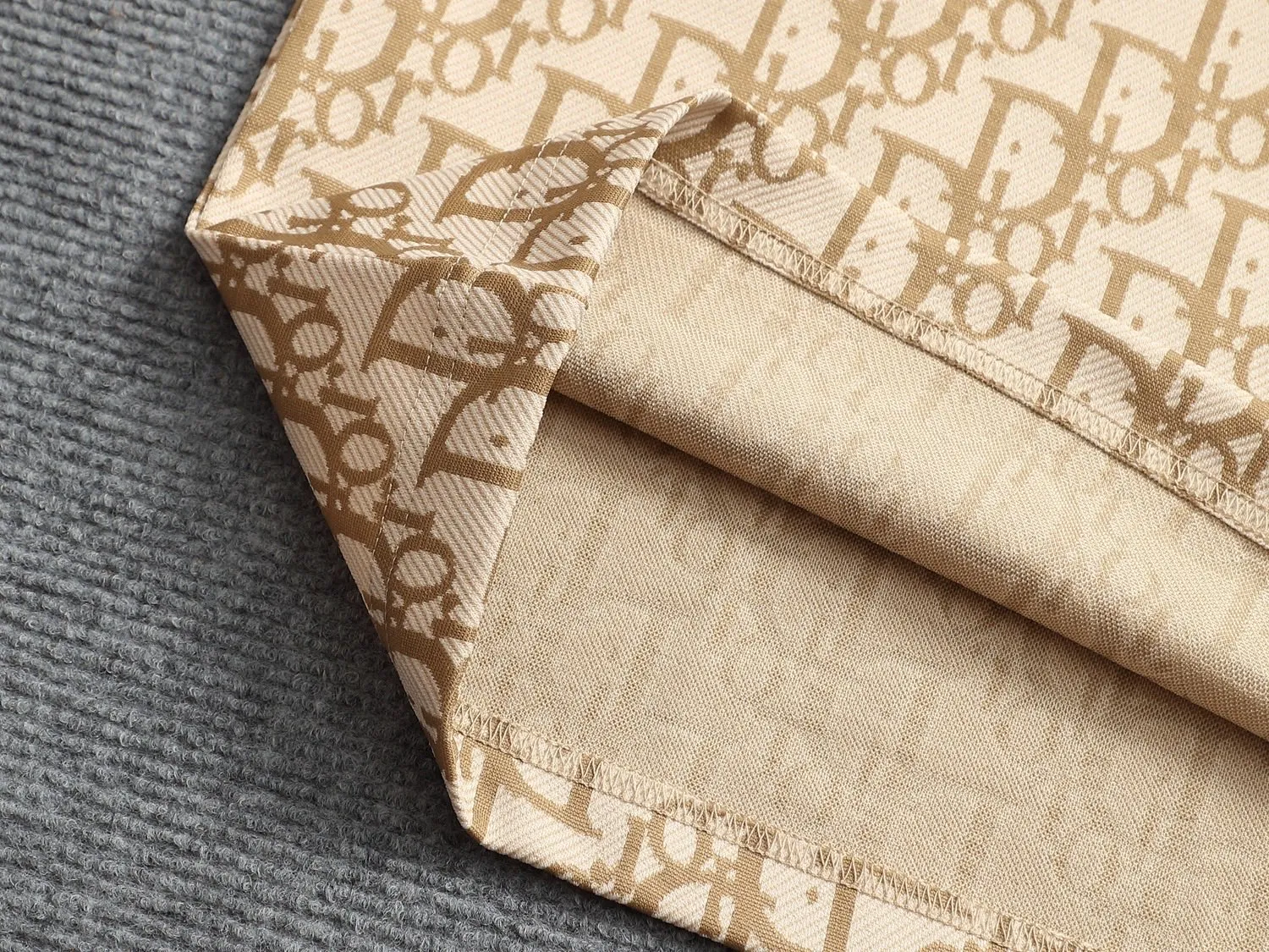 🅿️180 Doir Dior micro-wide version XS-L new exclusive limited edition 25 years of the latest and top-notch full printed logo dark pattern towel embroidered letter logo double sleeves back plaid patch exquisite heavy craftsmanship As the leader in the luxury world, 280g washed fabric T-shirts, D family is well-deserved. The first thing that catches the eye on the piece I am going to talk about today is the two loose and comfortable styles~~The ribbed round neck is the best modification of its version, while B family has the upper body LOGO listed on the front, and the unique pin design uses a color matching design to highlight the texture! Cow Black and white, the most traditional modification method and the simplest color scale contrast form the strongest and direct contrast, and this is often the most concise and clear minimalist modification method~~A nostalgic classic atmosphere also spreads in this work inadvertently! ! Coupled with the blessing of pure cotton material, both the upper body comfort and the existence are unparalleled. It can be said to be a must-have companion in summer. The excellent breathability and comfortable wearing feeling are unparalleled~ Recommended! ! Size: XS S M L Color: Black Apricot Size chart: