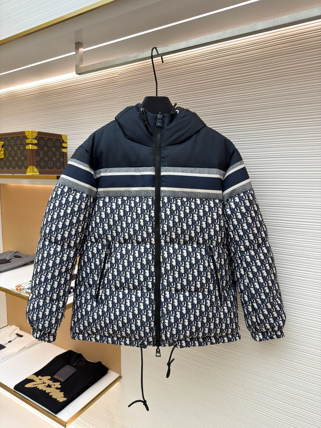 Dior full-print jacquard double-sided down jacket ●Original version: 42999 purchase and development ●Item number: 1681214-D60 ●Fabric: down fabric ●Technology: mechanical down filling ●Color: dark blue ●Version: fitted version ●Weight: about 1470 grams ●Size: S-M-L-XL-XXL ●Description: We uniformly choose to use mcgs machine filling, based on the amount of down filling for each cut piece, the fluffiness of the down stirring, the down liner's 900 density double-layer gallbladder comes with an anti-leakage coating, which maintains the shape of the down and ensures that the down does not move after dry cleaning. , the interior is lined with 900 density and comes with an anti-running velvet coating. The cuffs and collar are made of original Velcro, which is durable. The accessories and hardware are all custom-made from the original factory. Details determine the quality. Customized double-sided printed fabrics. It took 60 days to perfectly restore the overall presbyopia logo. zp, super soft feel, exquisite pattern design and positioning, soft and anti-static fabric! The overall wiring is straight and delicate, the fabric is comfortable and soft, and the color is consistent without color difference. It can be matched with the same style to create a fashionable look and control various occasions. Customized accessories, complete with three standards, same style for men and women!