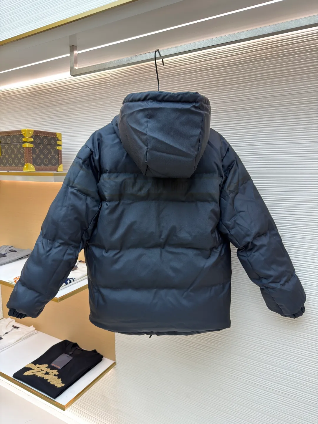 Dior full-print jacquard double-sided down jacket ●Original version: 42999 purchase and development ●Item number: 1681214-D60 ●Fabric: down fabric ●Technology: mechanical down filling ●Color: dark blue ●Version: fitted version ●Weight: about 1470 grams ●Size: S-M-L-XL-XXL ●Description: We uniformly choose to use mcgs machine filling, based on the amount of down filling for each cut piece, the fluffiness of the down stirring, the down liner's 900 density double-layer gallbladder comes with an anti-leakage coating, which maintains the shape of the down and ensures that the down does not move after dry cleaning. , the interior is lined with 900 density and comes with an anti-running velvet coating. The cuffs and collar are made of original Velcro, which is durable. The accessories and hardware are all custom-made from the original factory. Details determine the quality. Customized double-sided printed fabrics. It took 60 days to perfectly restore the overall presbyopia logo. zp, super soft feel, exquisite pattern design and positioning, soft and anti-static fabric! The overall wiring is straight and delicate, the fabric is comfortable and soft, and the color is consistent without color difference. It can be matched with the same style to create a fashionable look and control various occasions. Customized accessories, complete with three standards, same style for men and women!